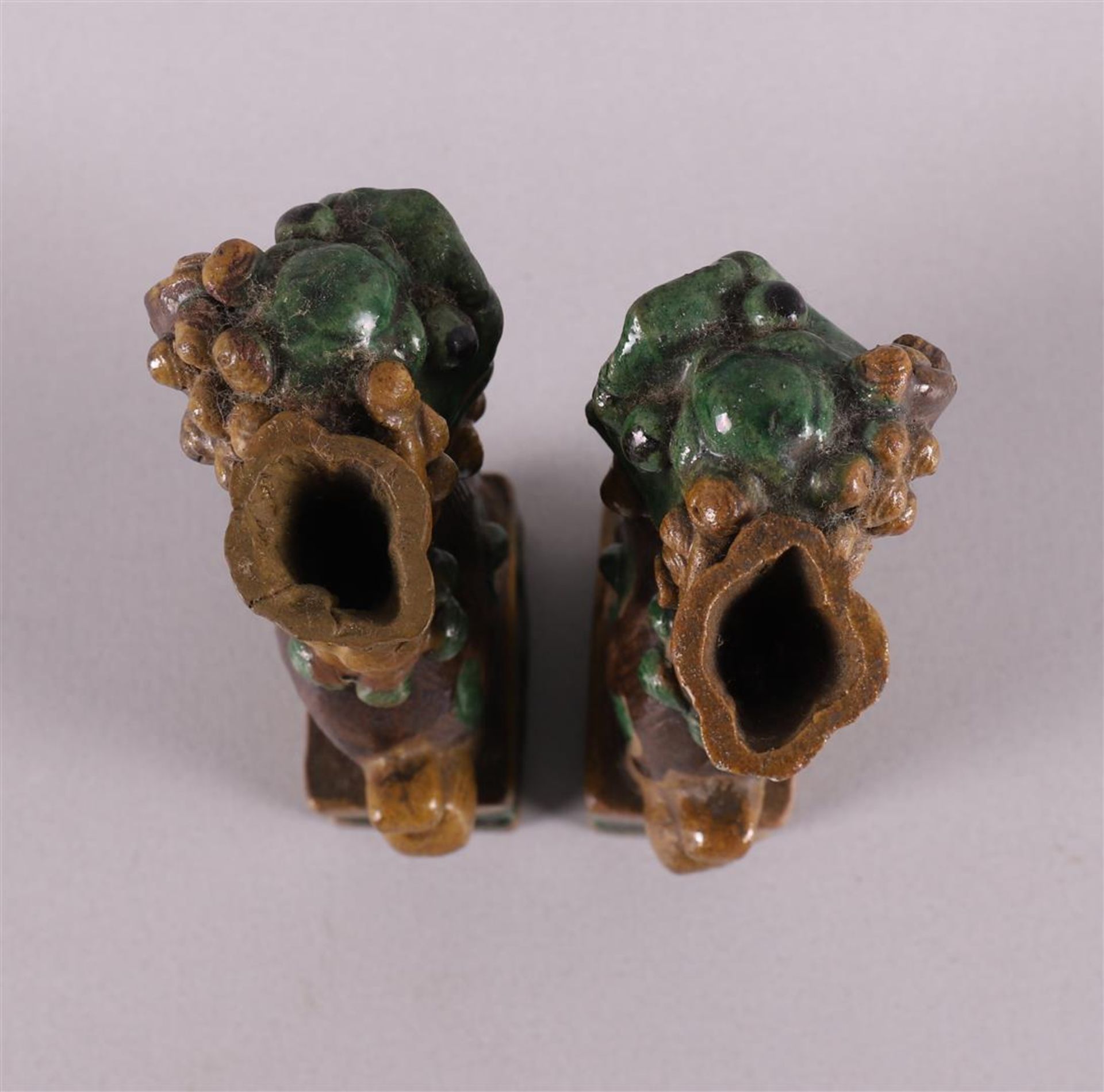A pair of famille verte porcelain temple lions, China, 18th century, h 15.5 cm, tot. 2x. - Bild 5 aus 6