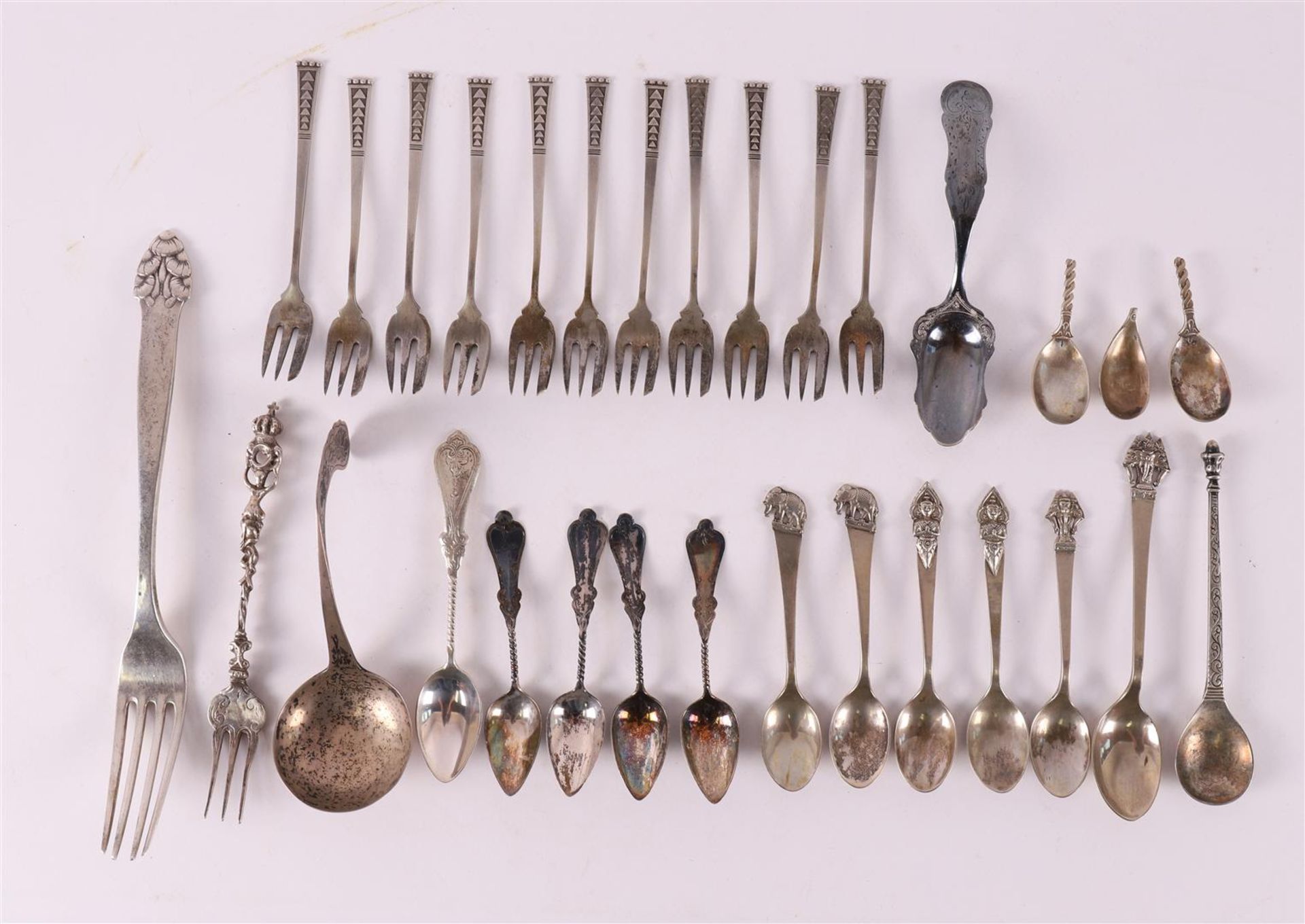 A lot of various mainly silver spoons and fork, 305 grams.