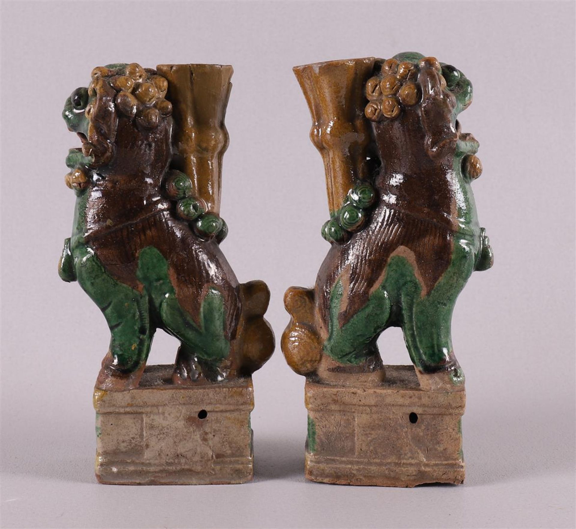 A pair of famille verte porcelain temple lions, China, 18th century, h 15.5 cm, tot. 2x. - Bild 3 aus 6