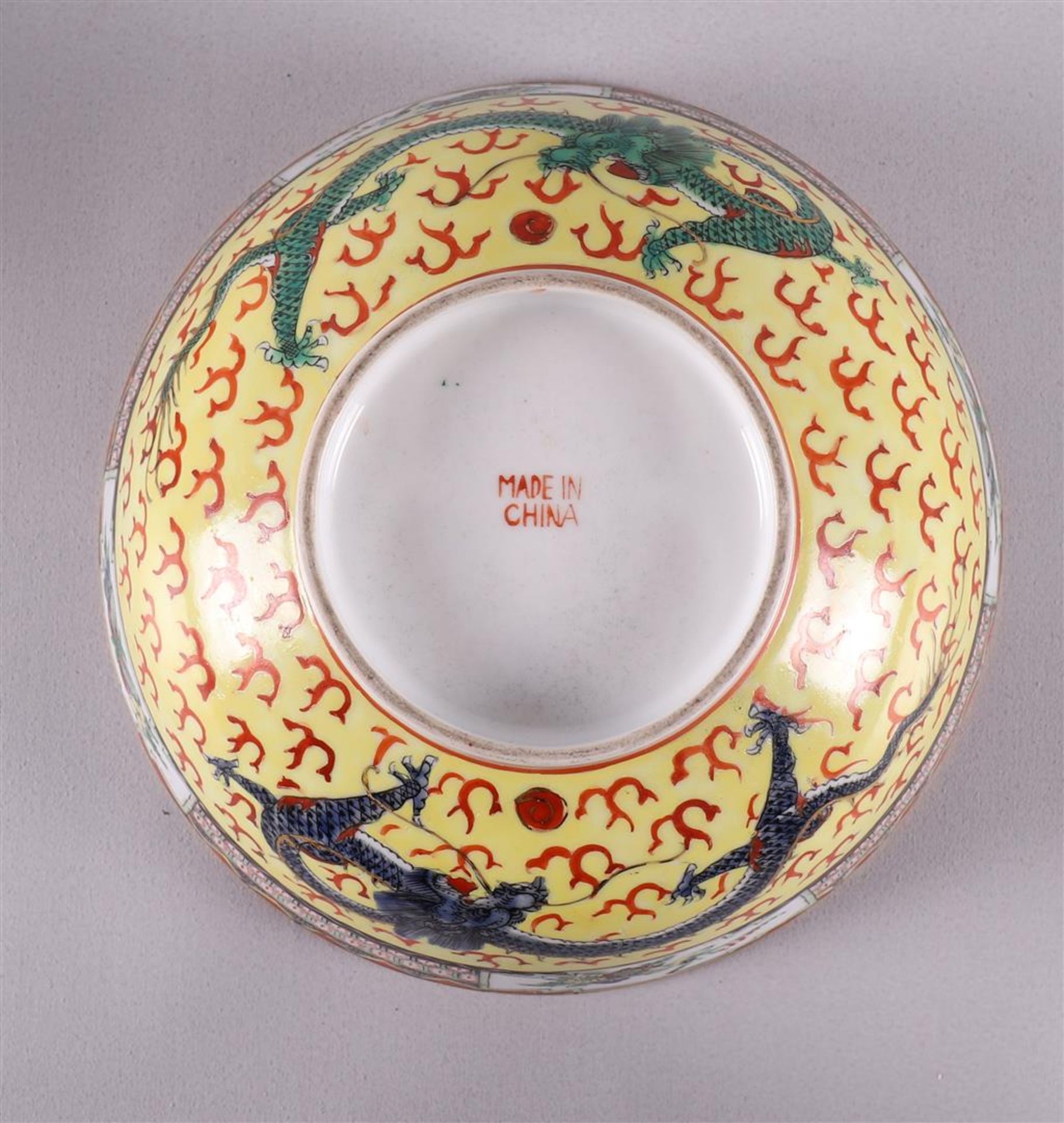 A porcelain bowl on a stand ring, China, 20th century. Polychrome decor of dragons, h 8 x Ø 20 cm. - Bild 13 aus 13