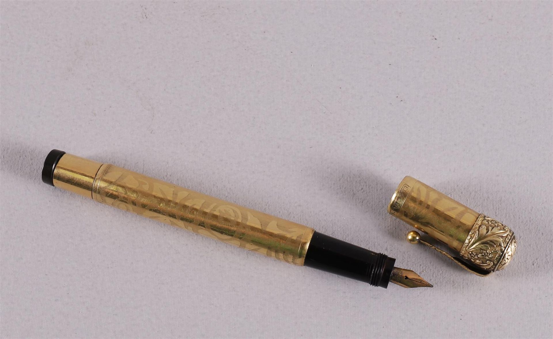An 18k gold safety overlay Electa fountain pen, United States, ca. 1920-1950. Working retraction - Bild 2 aus 3