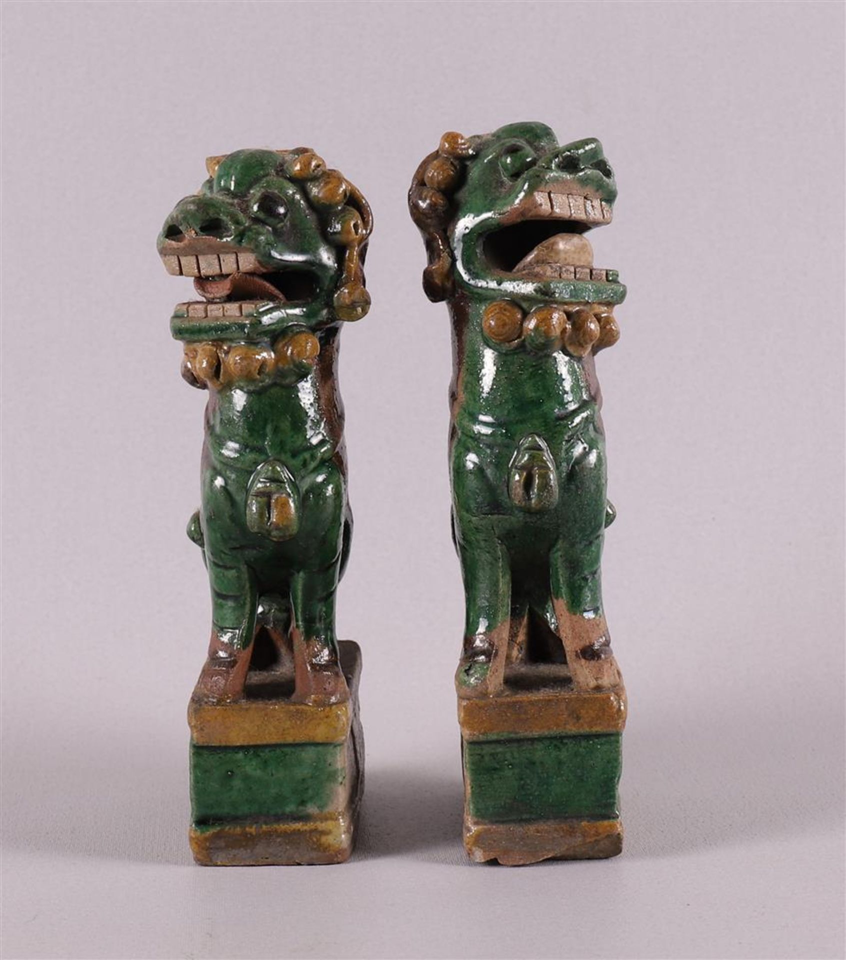 A pair of famille verte porcelain temple lions, China, 18th century, h 15.5 cm, tot. 2x. - Bild 2 aus 6