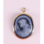 An Art Nouveau cameo brooch/pendant in 18 kt 750/1000 yellow gold frame, circa 1900. Gross weight