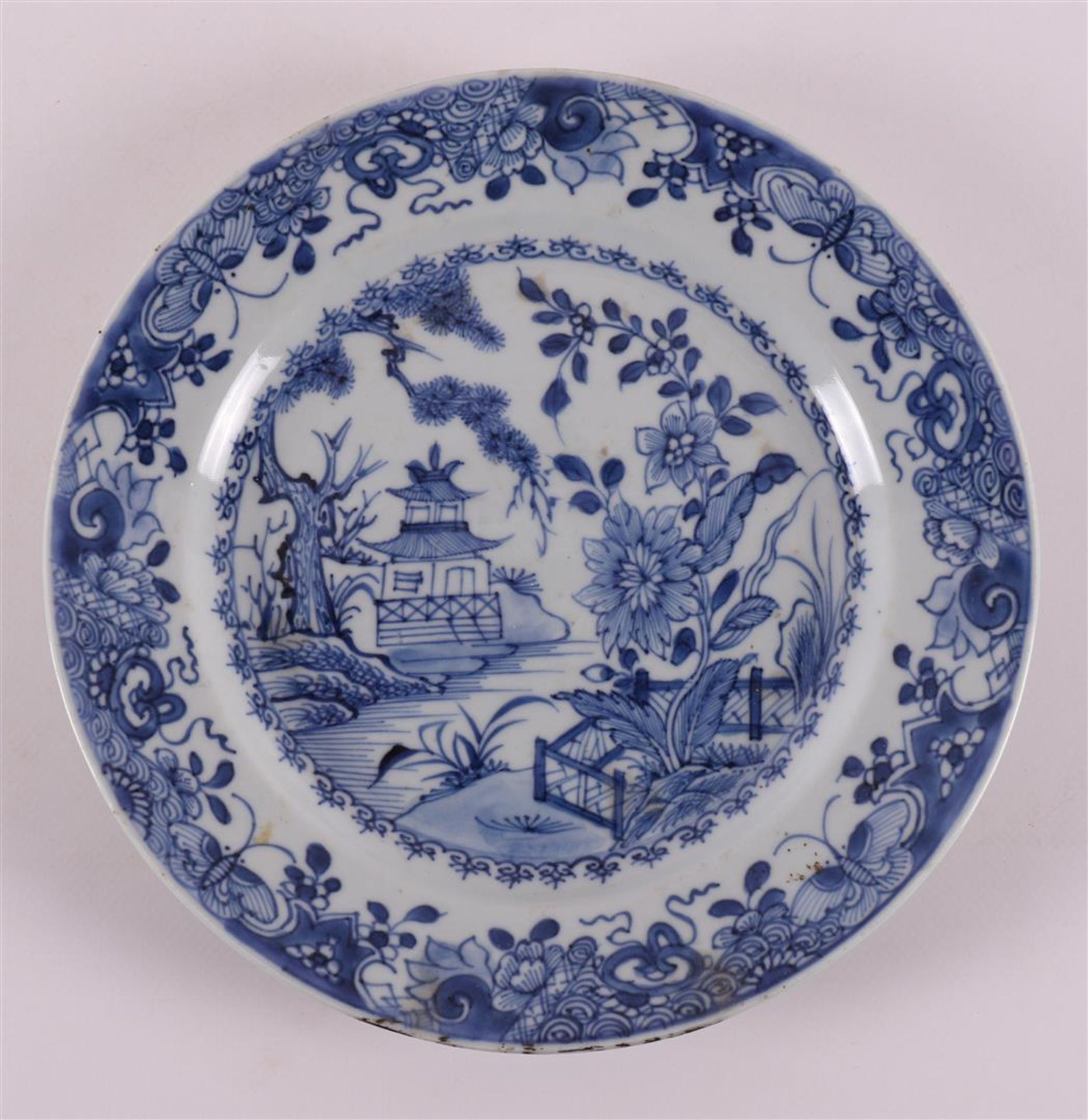 A pair of blue and white porcelain plates, China, Qianlong, 18th century. Blue underglaze decoration - Image 6 of 9