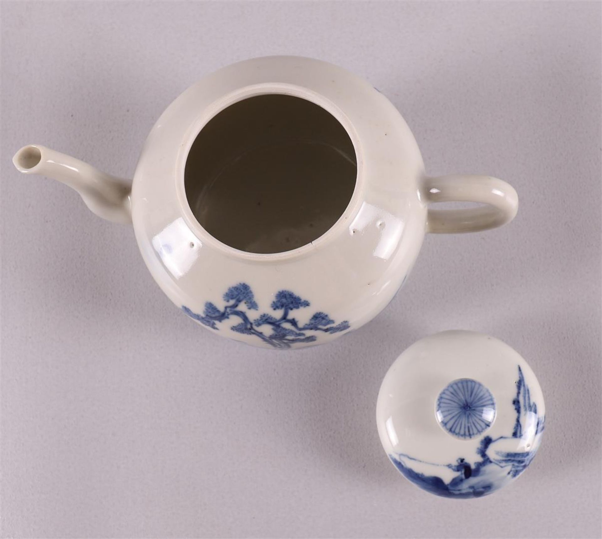 A blue and white porcelain teapot, China, 19th century. Blue underglaze decoration of a fisherman in - Bild 5 aus 6