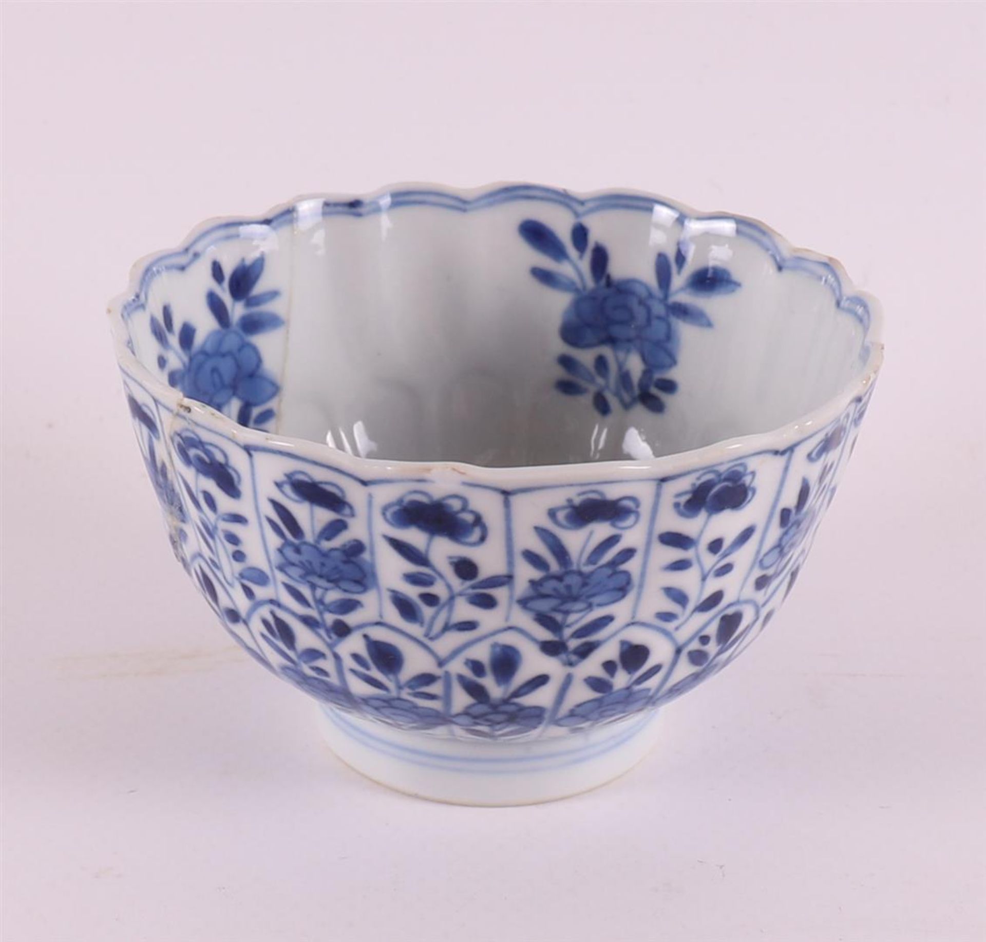 A blue and white porcelain contoured cup and two saucers, China, 19th century. Blue underglaze - Bild 8 aus 10