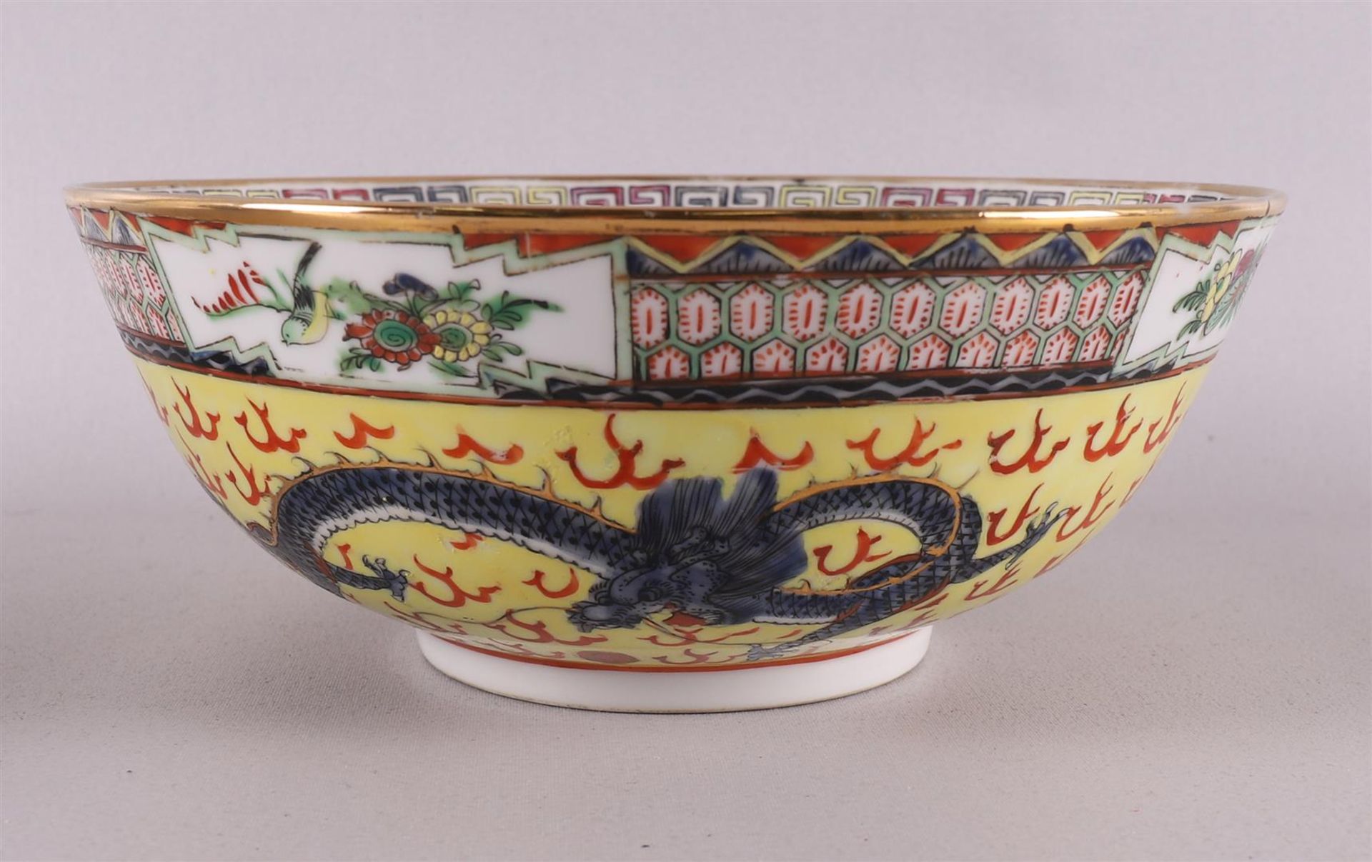 A porcelain bowl on a stand ring, China, 20th century. Polychrome decor of dragons, h 8 x Ø 20 cm. - Bild 8 aus 13