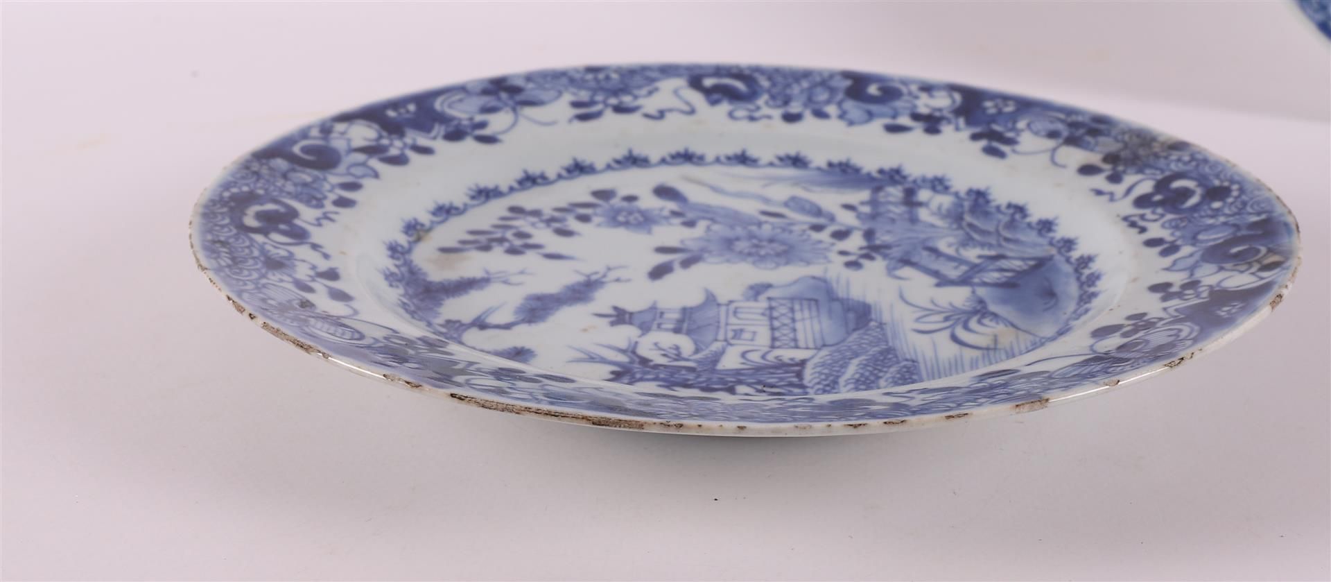 A pair of blue and white porcelain plates, China, Qianlong, 18th century. Blue underglaze decoration - Image 5 of 9