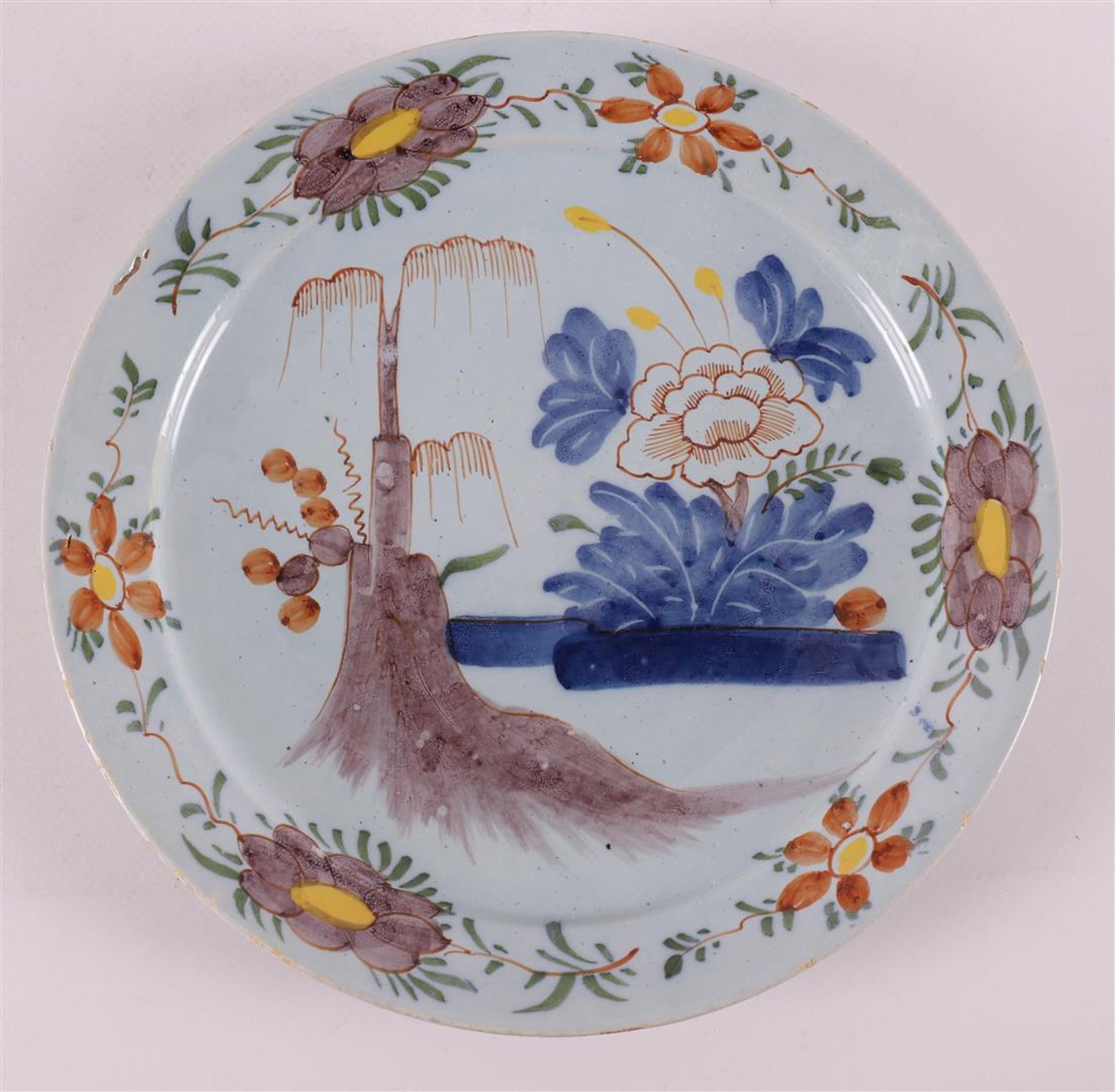 A polychrome Delftware plate with Chinoise decor, 18th century, Ø 22.5 cm. Hereby blue / white Delft - Bild 2 aus 5