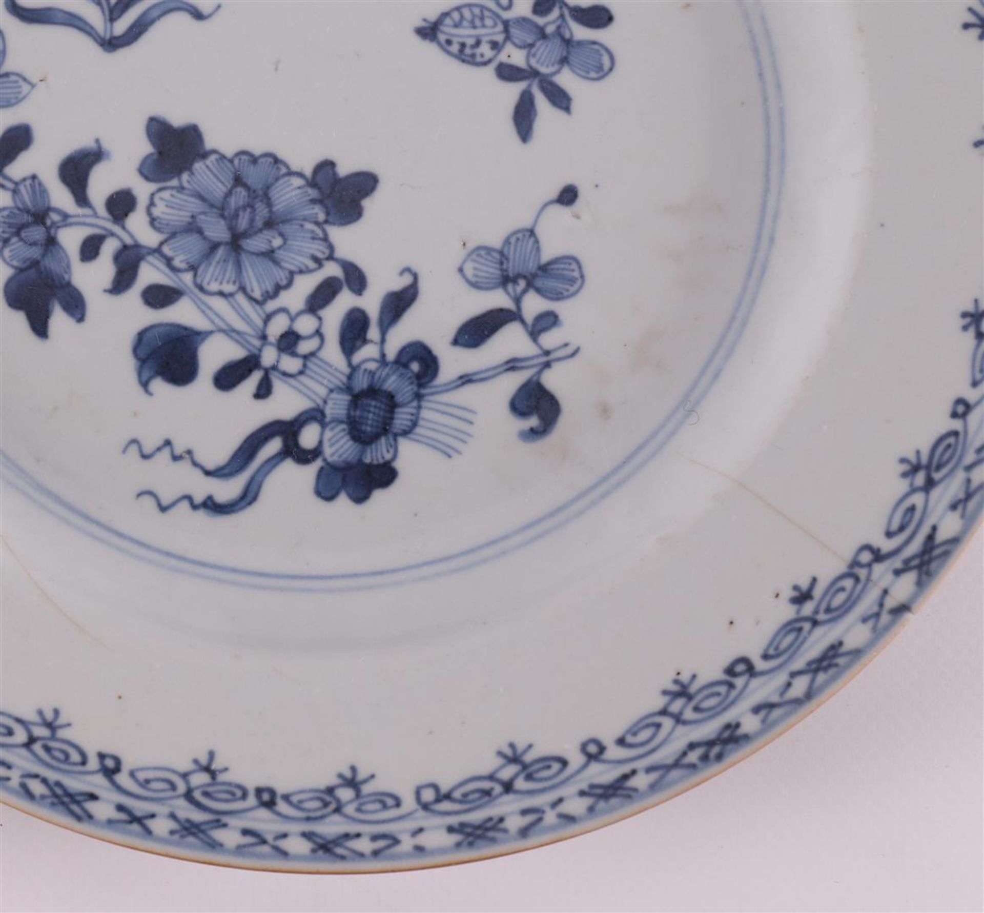 A Chinese blue and white porcelain plate, Qianlong, 18th C. Blue underglaze decoration of, among - Bild 10 aus 13