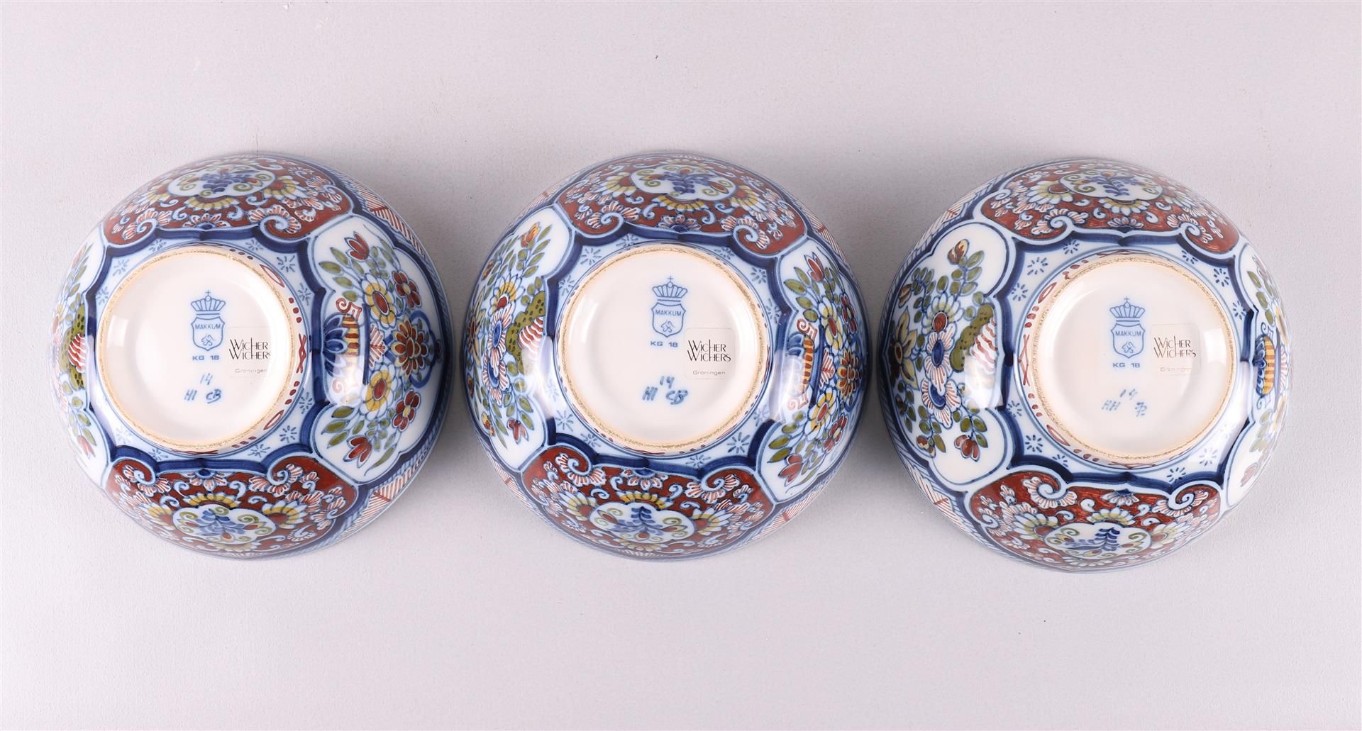 A series of three earthenware bowls on stand ring, Friesland, Makkum, 20th century. Polychrome - Bild 4 aus 4