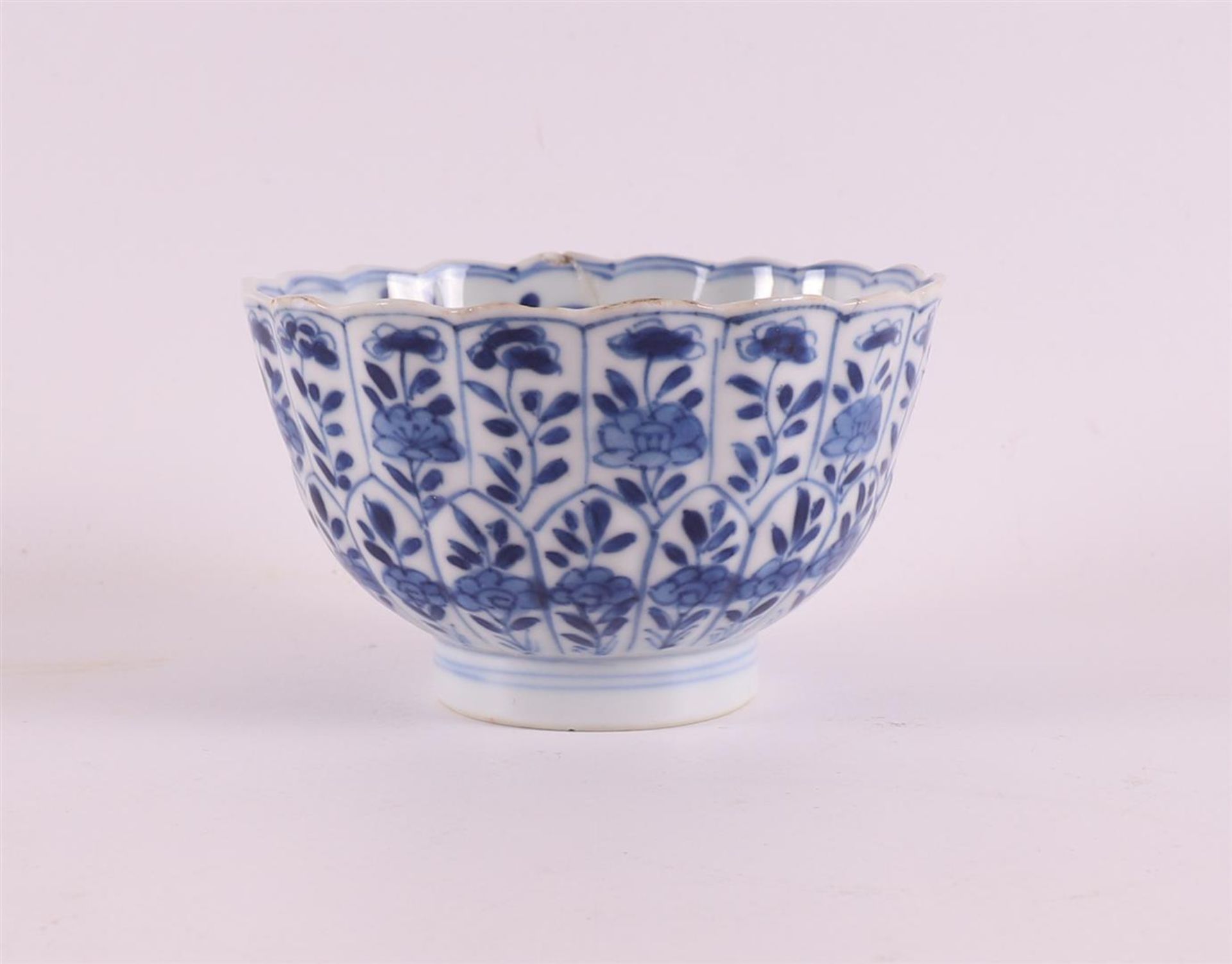 A blue and white porcelain contoured cup and two saucers, China, 19th century. Blue underglaze - Bild 5 aus 10