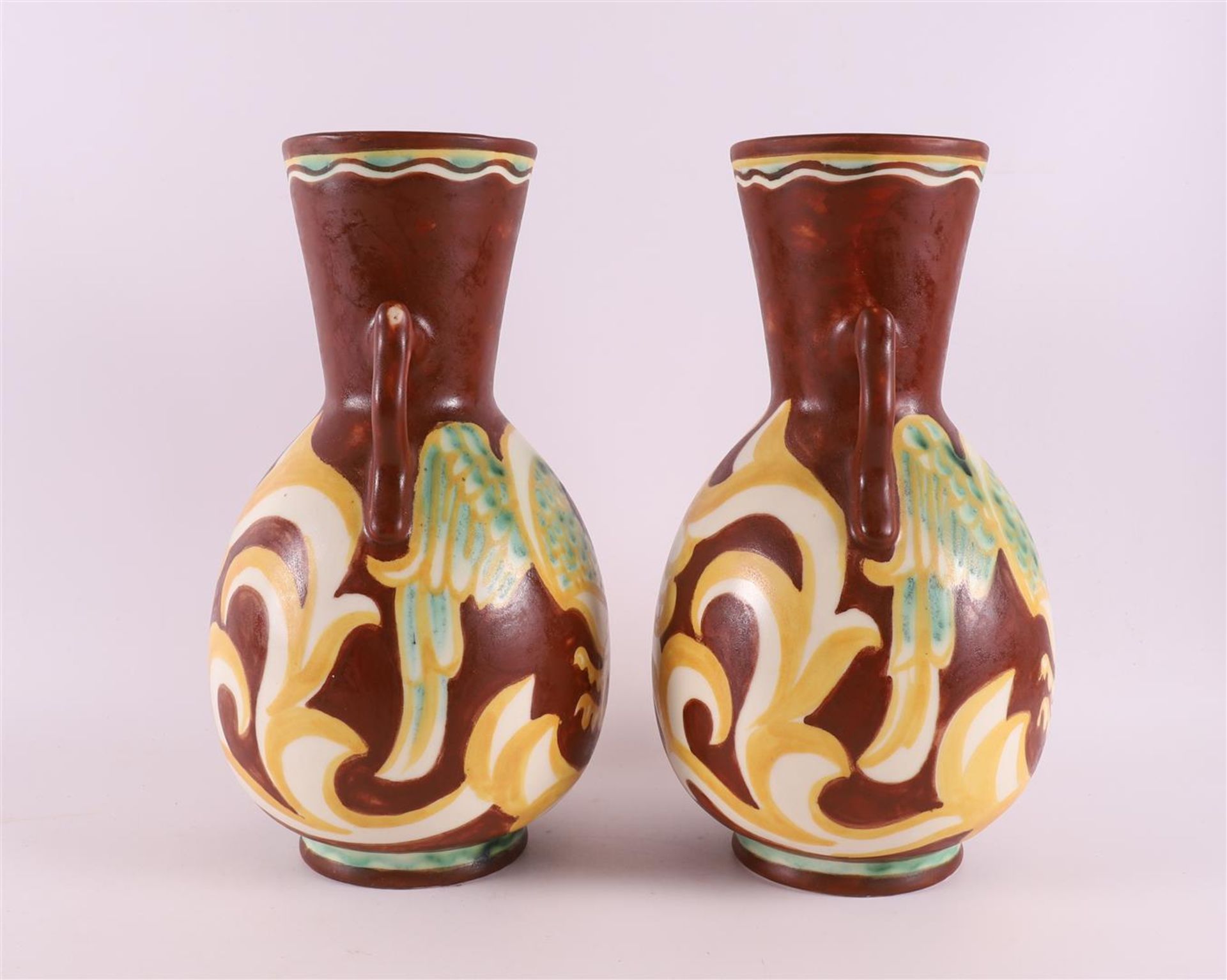 A pair of earthenware vases with handles with polychrome decor of griffins, ca. 1930. Design: Lion - Bild 3 aus 6