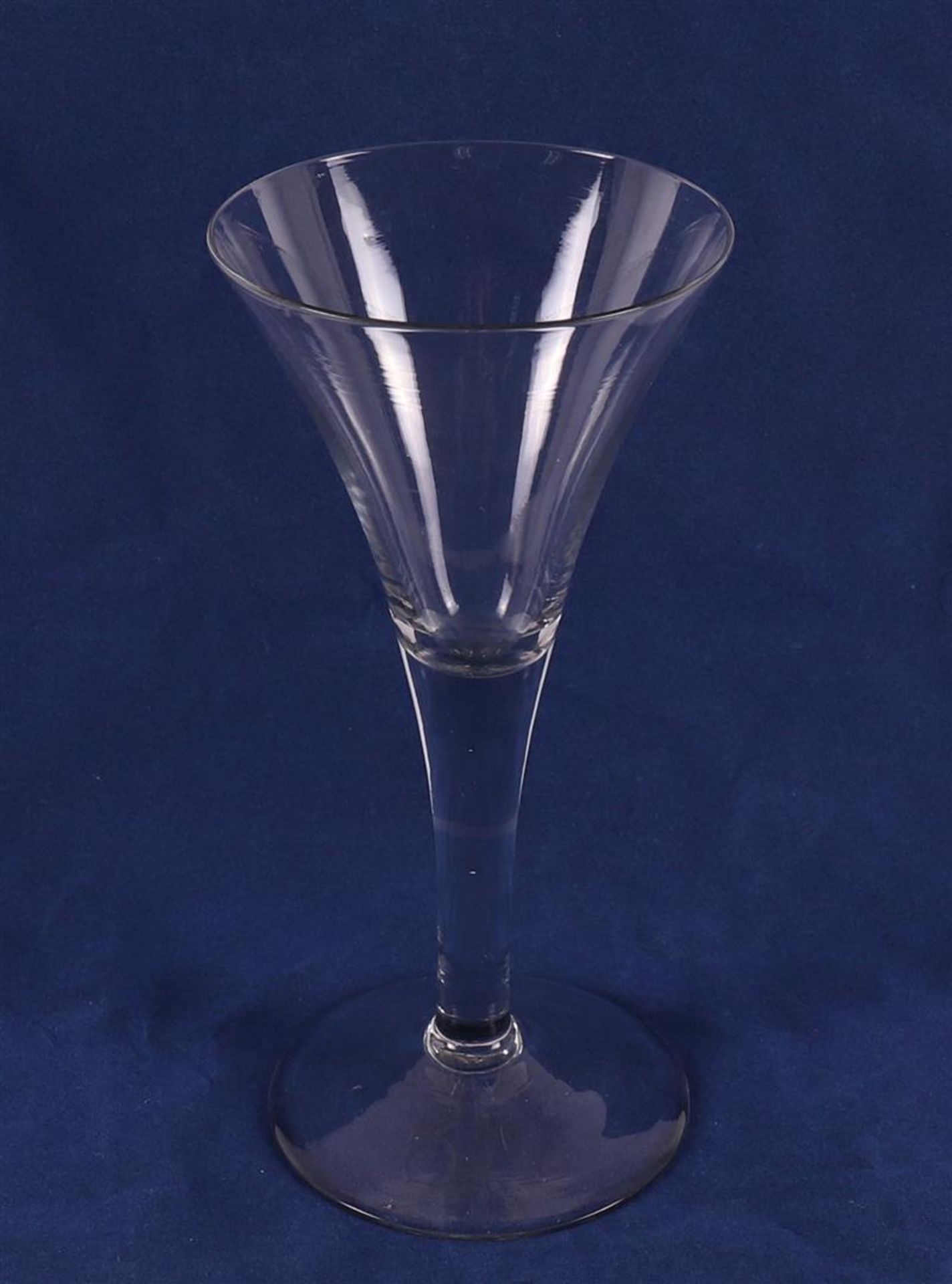 A conical occasional glass, England, 18th century, h 22.5 cm. - Bild 2 aus 7