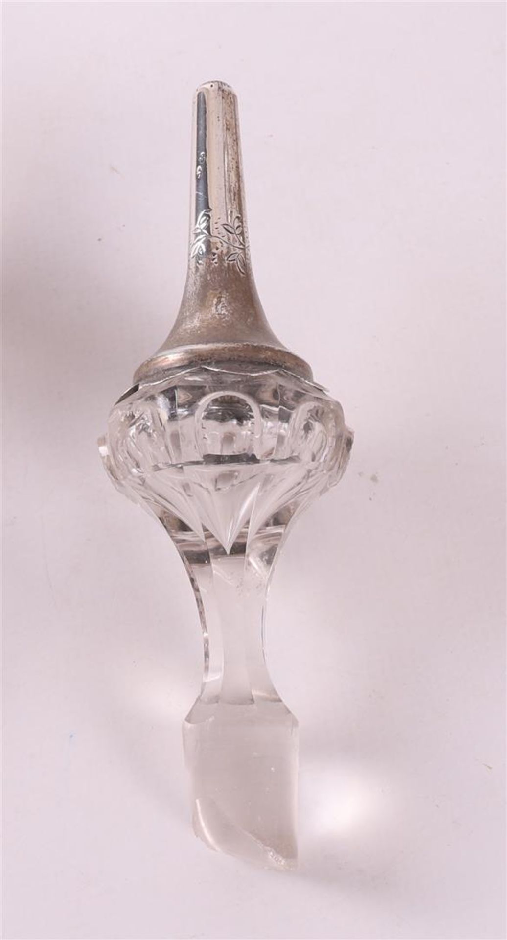 A set of clear glass decanters with 2nd grade 835/1000 silver mount, around 1900, h 40 cm, tot. - Bild 5 aus 6