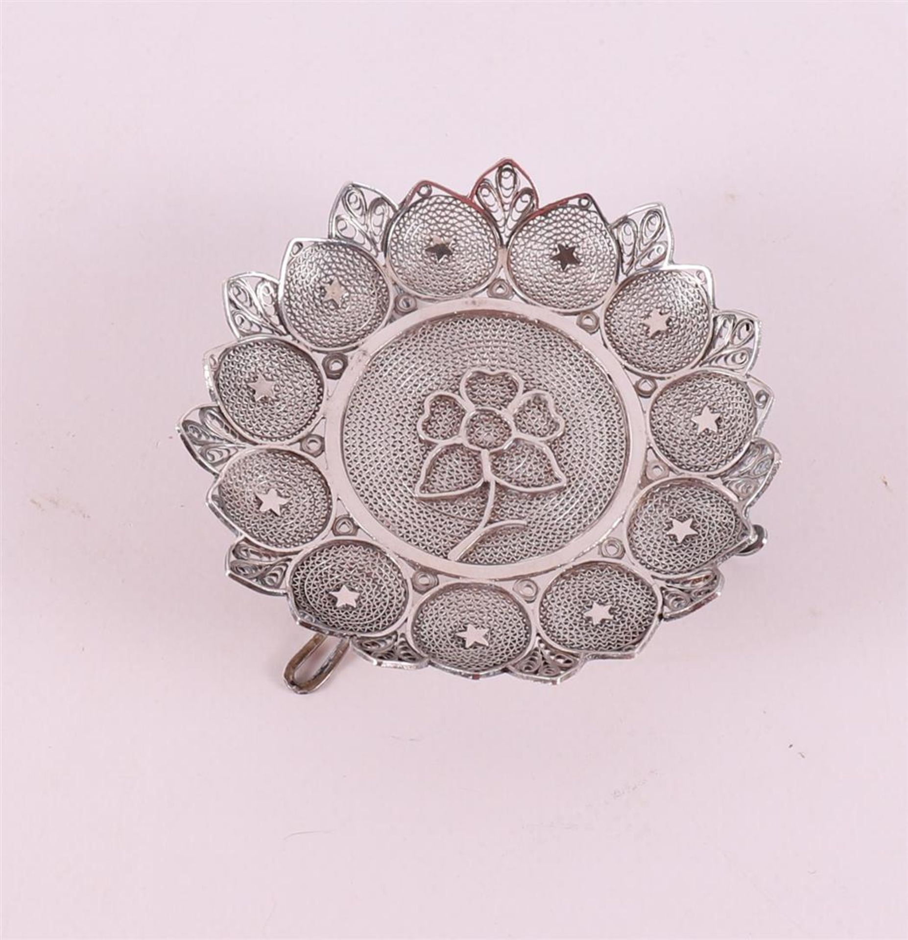 A silver lotus-shaped flirain dish, Indonesia, early 20th century, h 2.7 x Ø 8.7 cm.