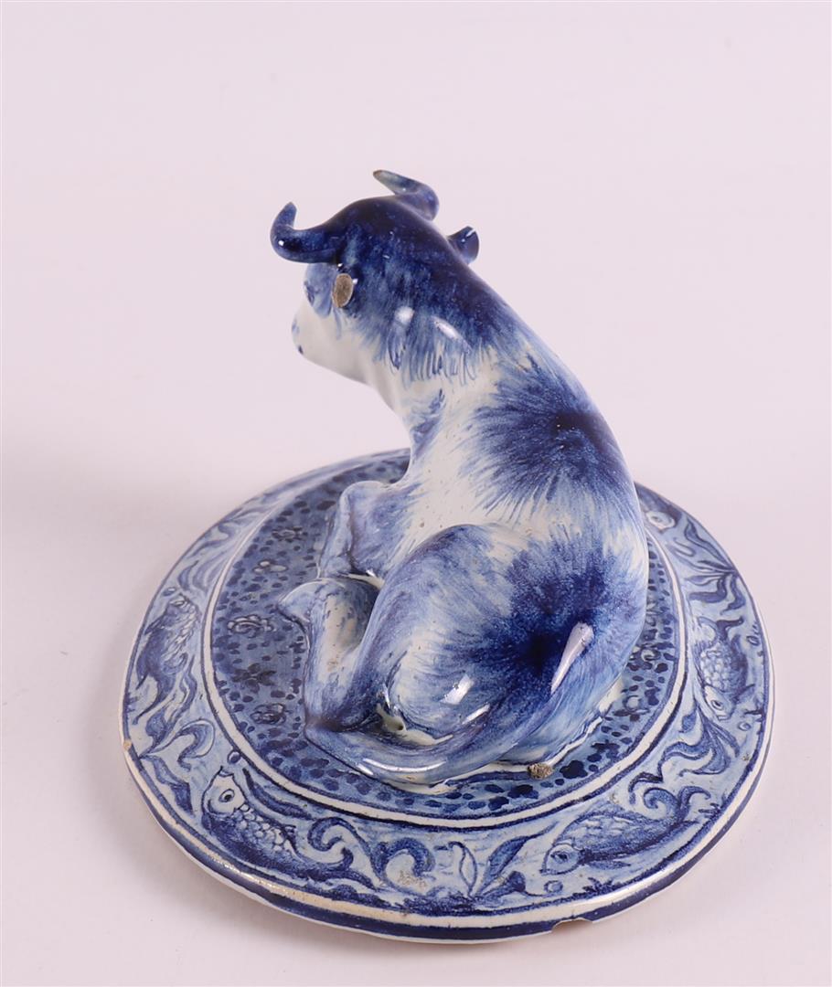 A blue/white pottery reclining cow, Holland, Makkum, Tichelaar, 20th century, h 6.5 x l 14 cm ( - Image 3 of 7
