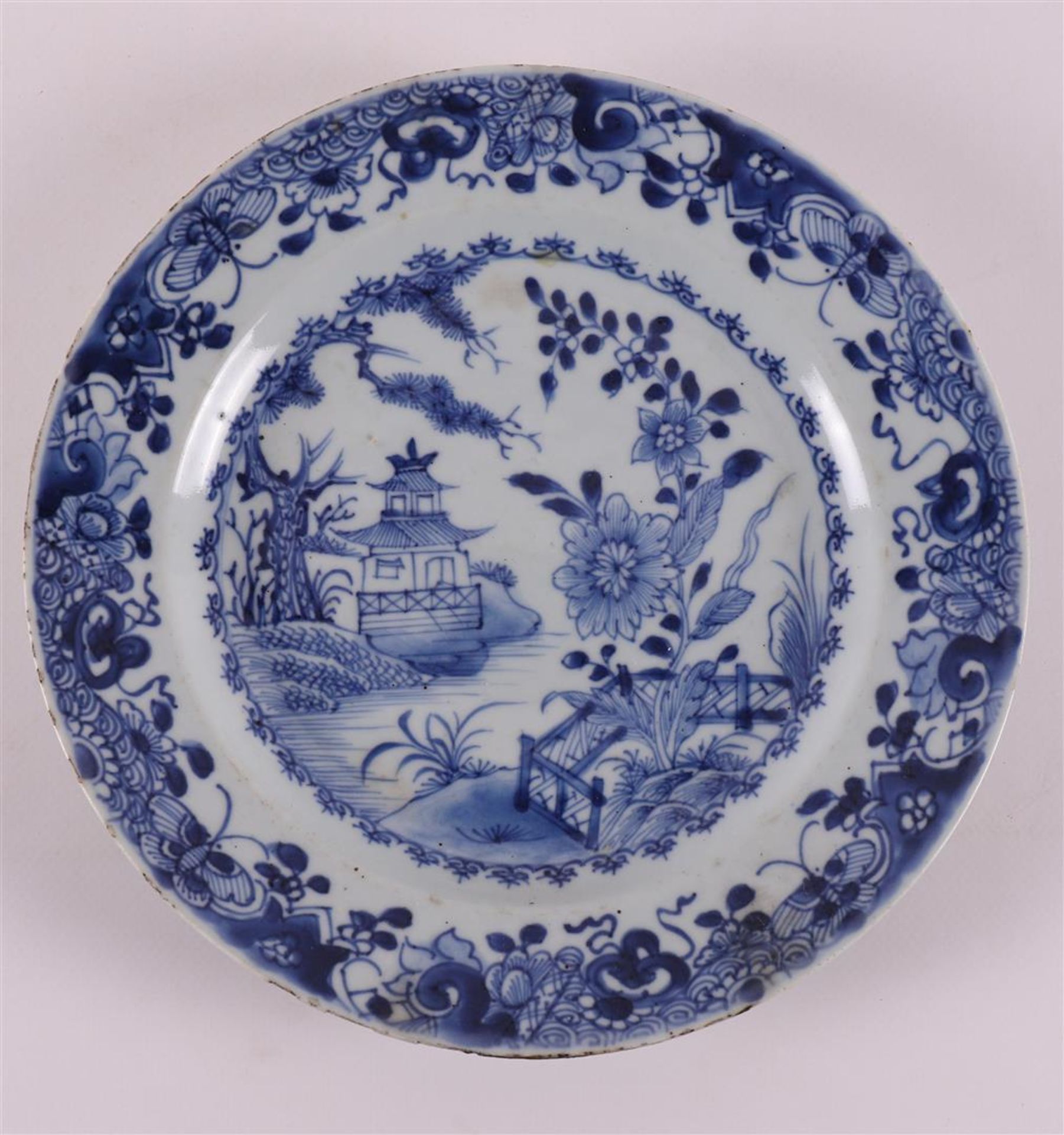 A pair of blue and white porcelain plates, China, Qianlong, 18th century. Blue underglaze decoration - Image 2 of 9