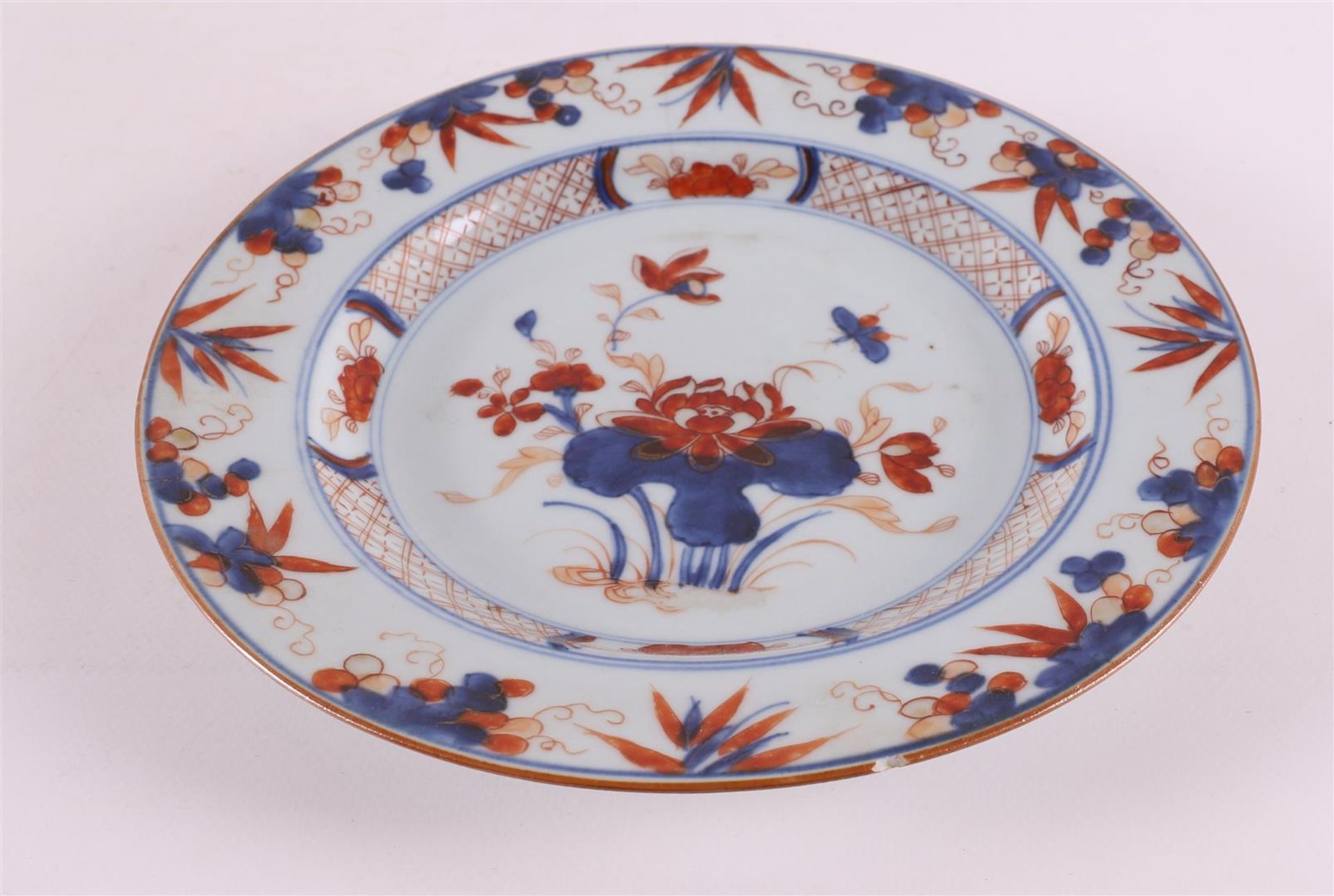 A series of three porcelain plates, China, Kangxi, around 1700. Blue/red, partly gold-heightened - Bild 3 aus 12