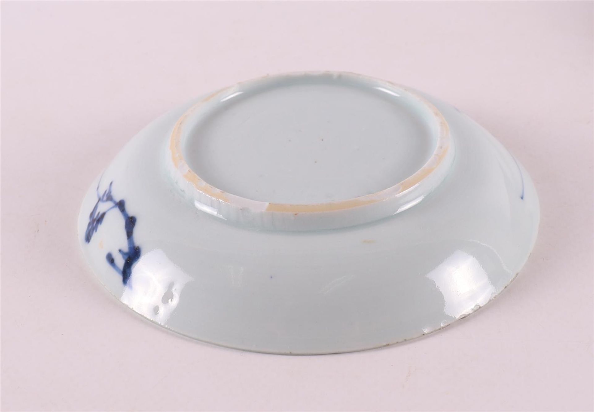 A Chinese blue and white porcelain plate, Qianlong, 18th C. Blue underglaze decoration of, among - Bild 8 aus 13