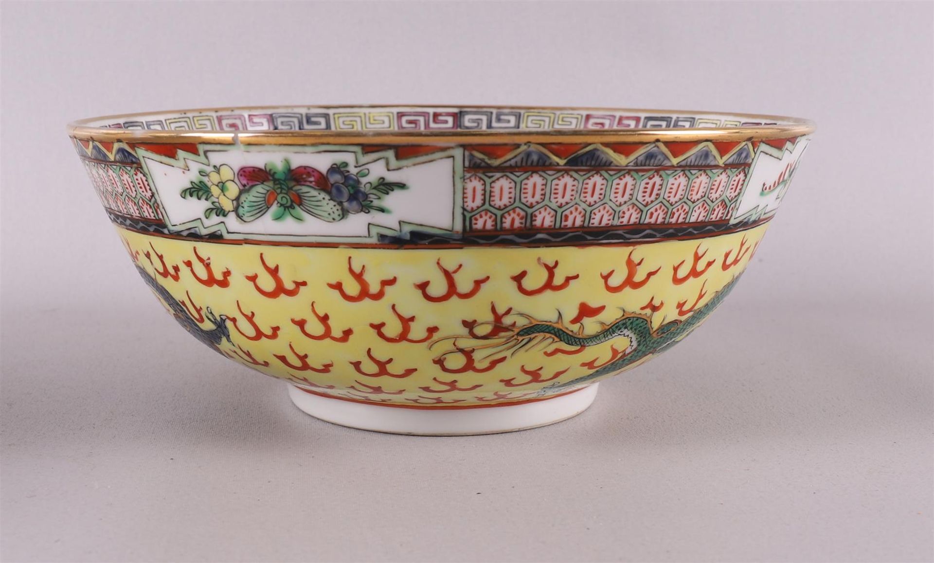 A porcelain bowl on a stand ring, China, 20th century. Polychrome decor of dragons, h 8 x Ø 20 cm. - Bild 9 aus 13