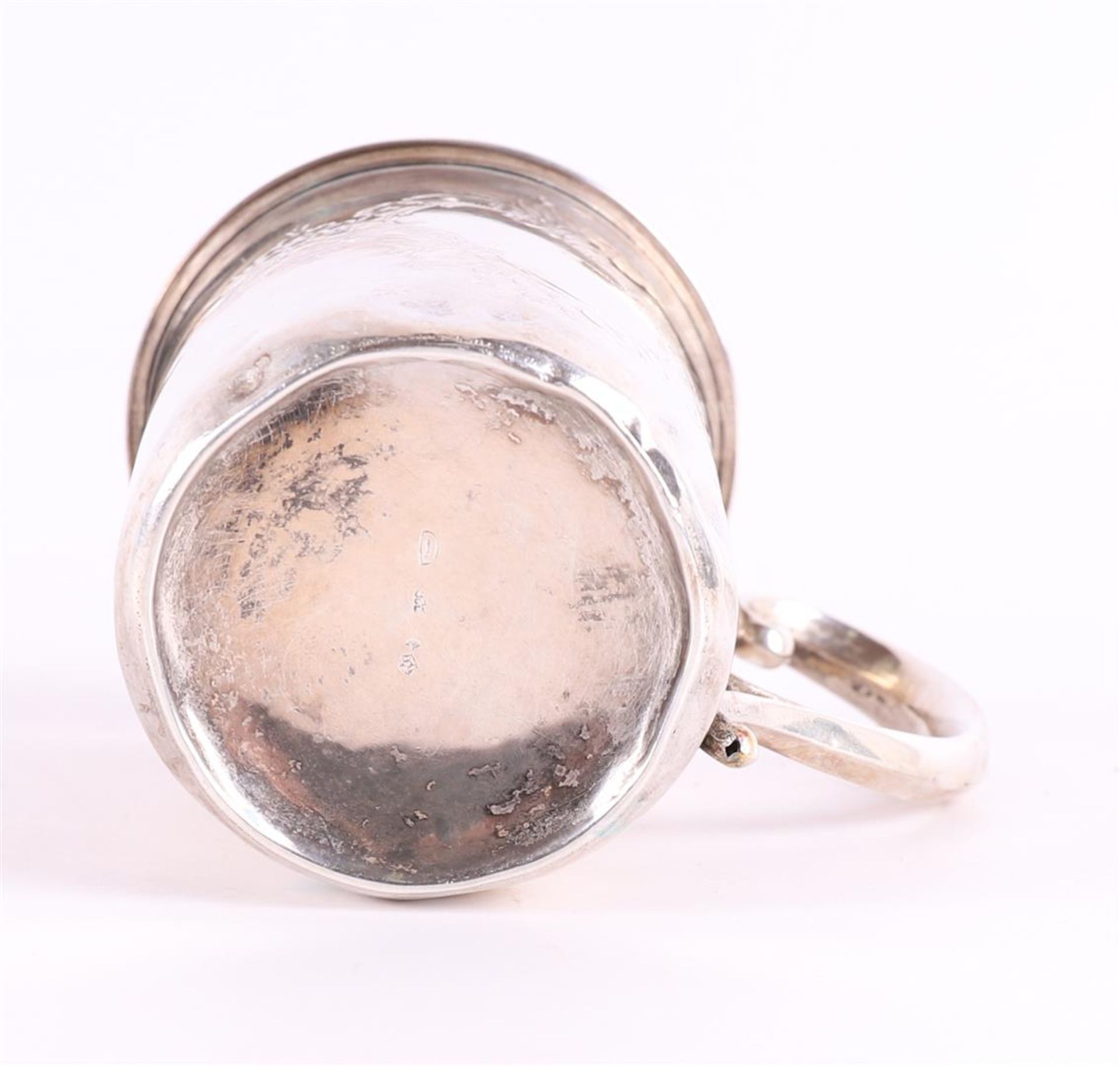 A 3rd grade 800/1000 silver cup on handle, around 1900 (dented), h 7.7 cm, 49 grams. - Image 5 of 5