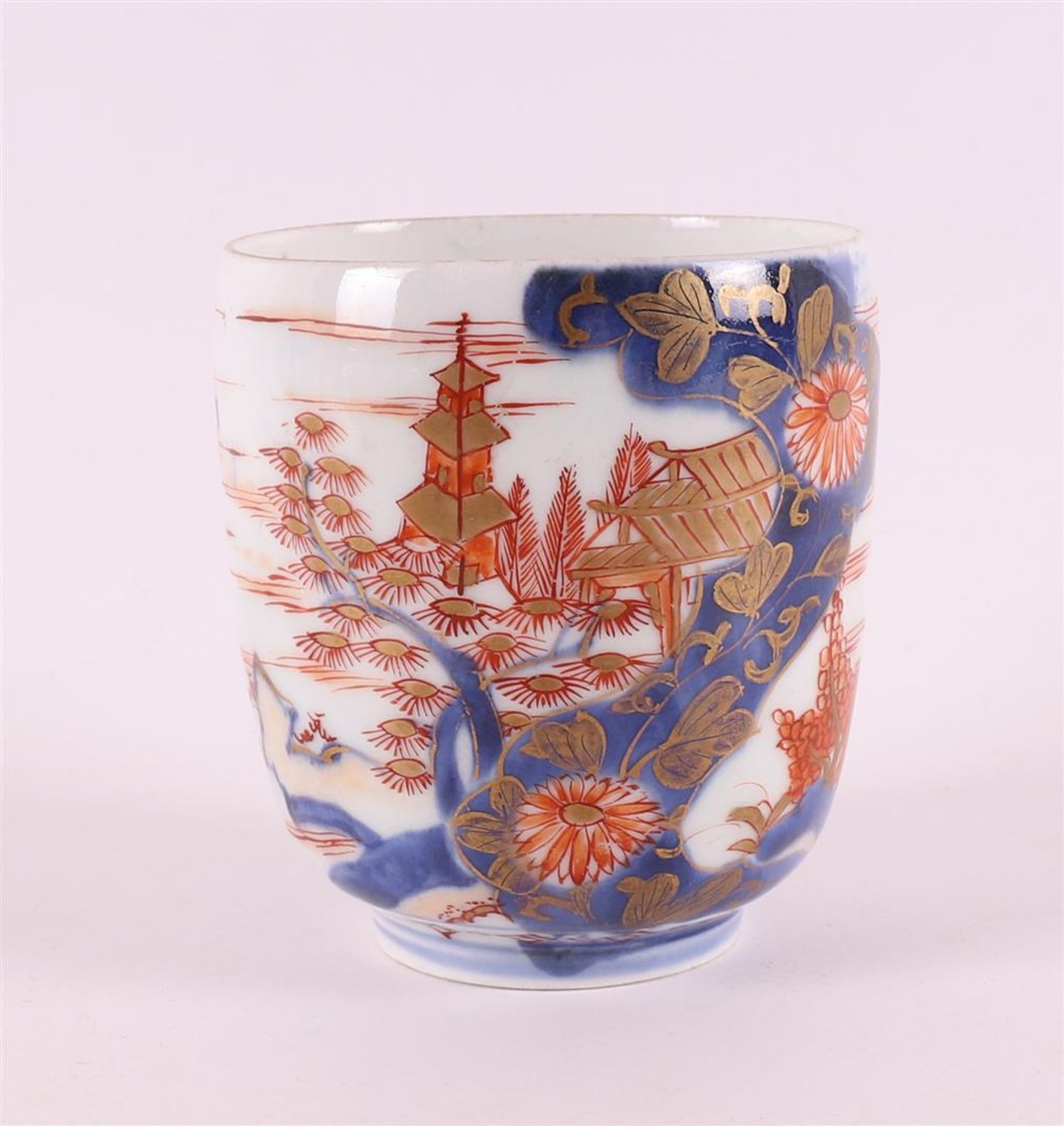 A series of three porcelain Imari plates with pierced lip, Japan, Meiji, late 19th century. Hereby a - Bild 8 aus 13