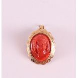 A cameo in 14 kt 585/1000 yellow gold frame, gross weight 8.2 grams, l 3.5 cm.