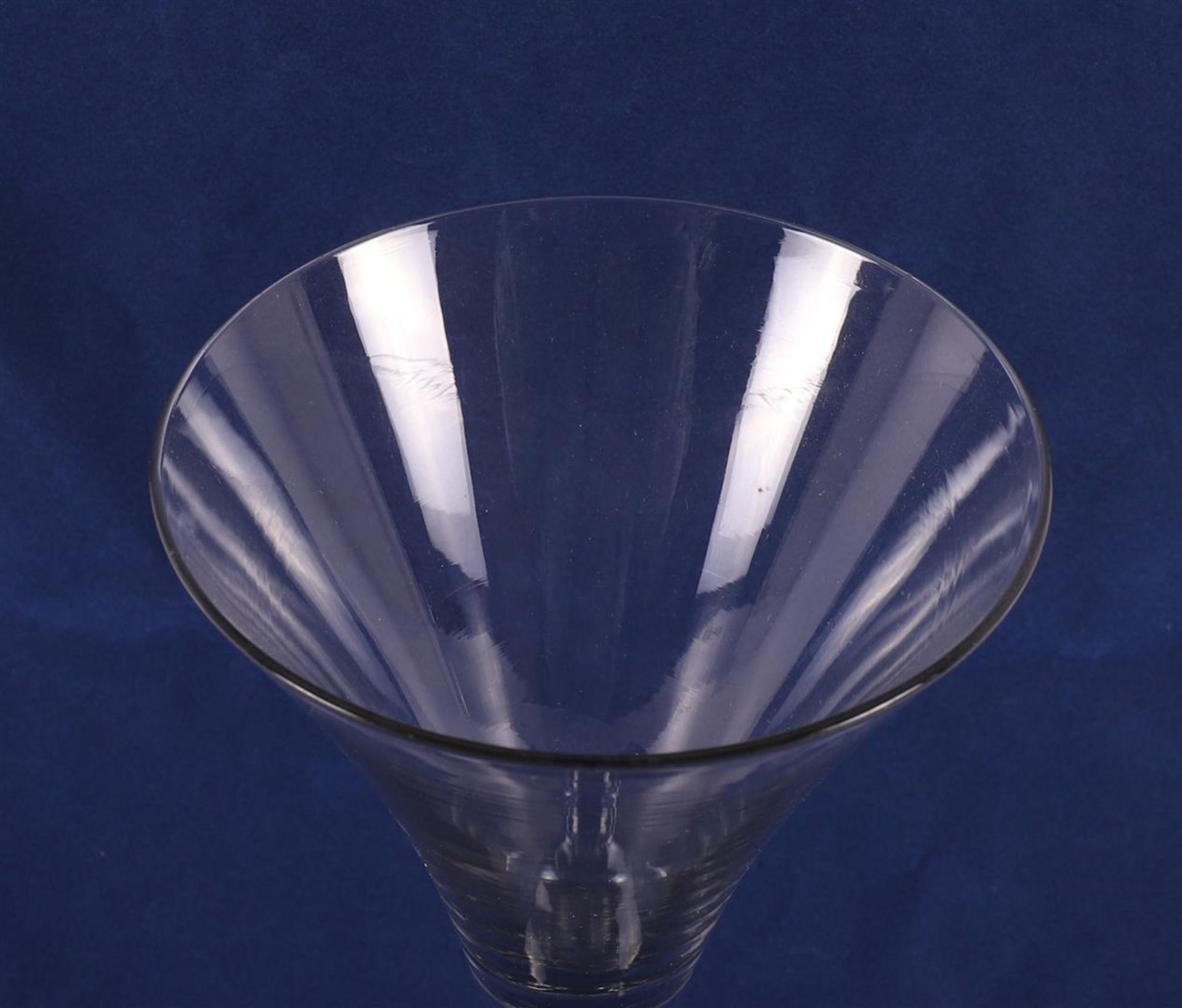 A conical occasional glass, England, 18th century, h 22.5 cm. - Bild 6 aus 7