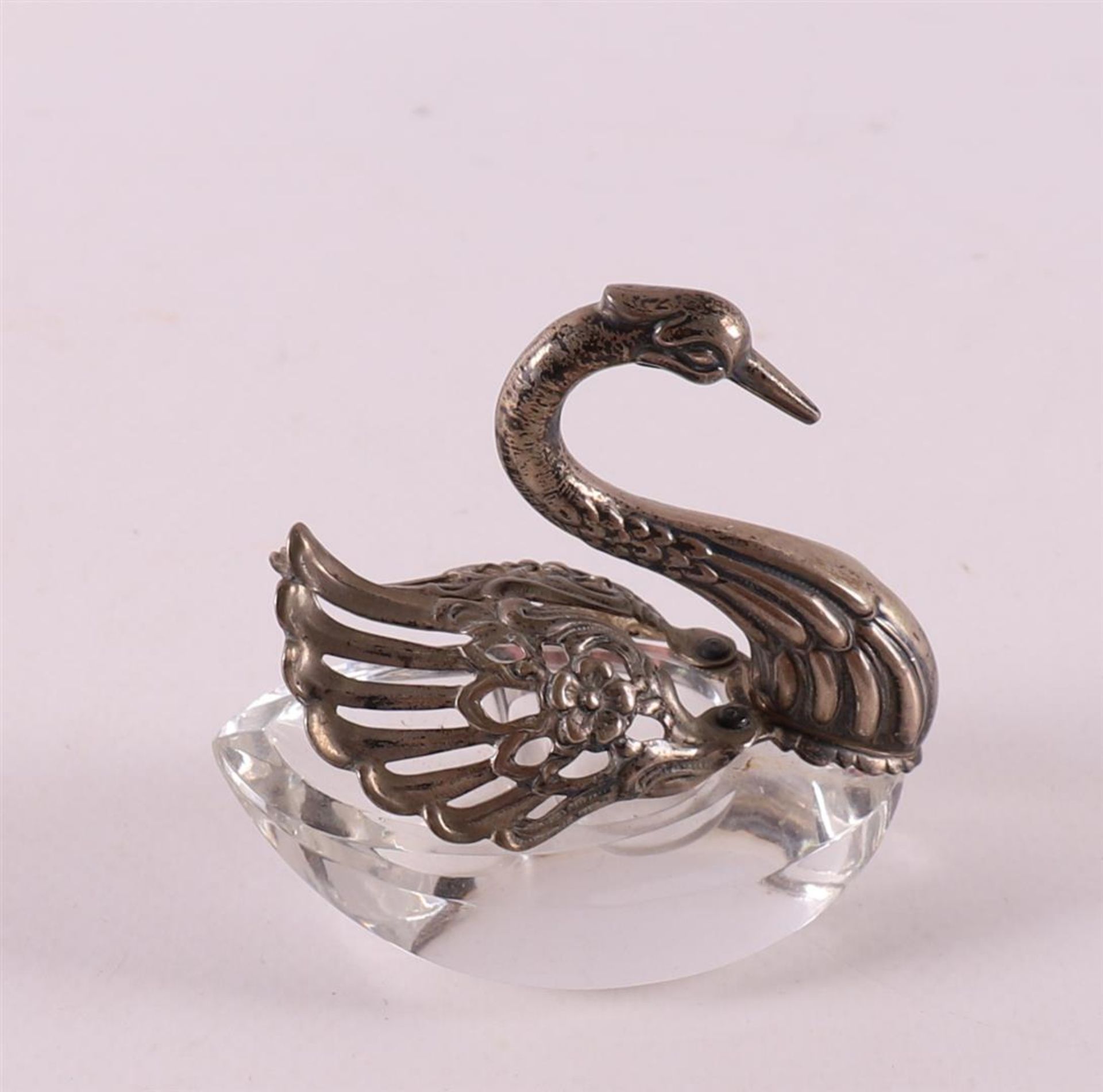 A clear crystal and second grade 835/1000 silver salt cellar in the shape of a swan, 20th century, h - Bild 2 aus 3