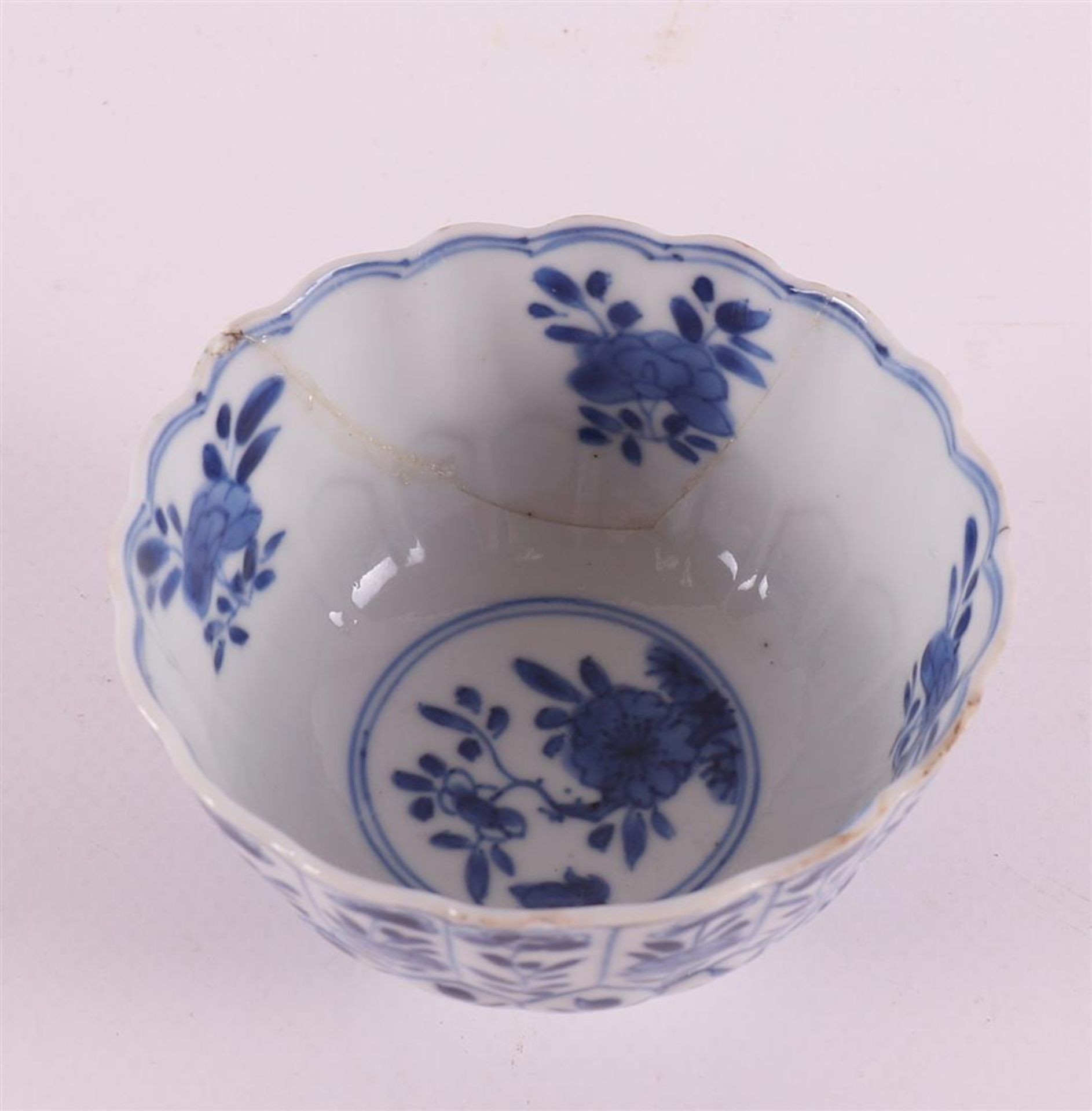 A blue and white porcelain contoured cup and two saucers, China, 19th century. Blue underglaze - Bild 10 aus 10