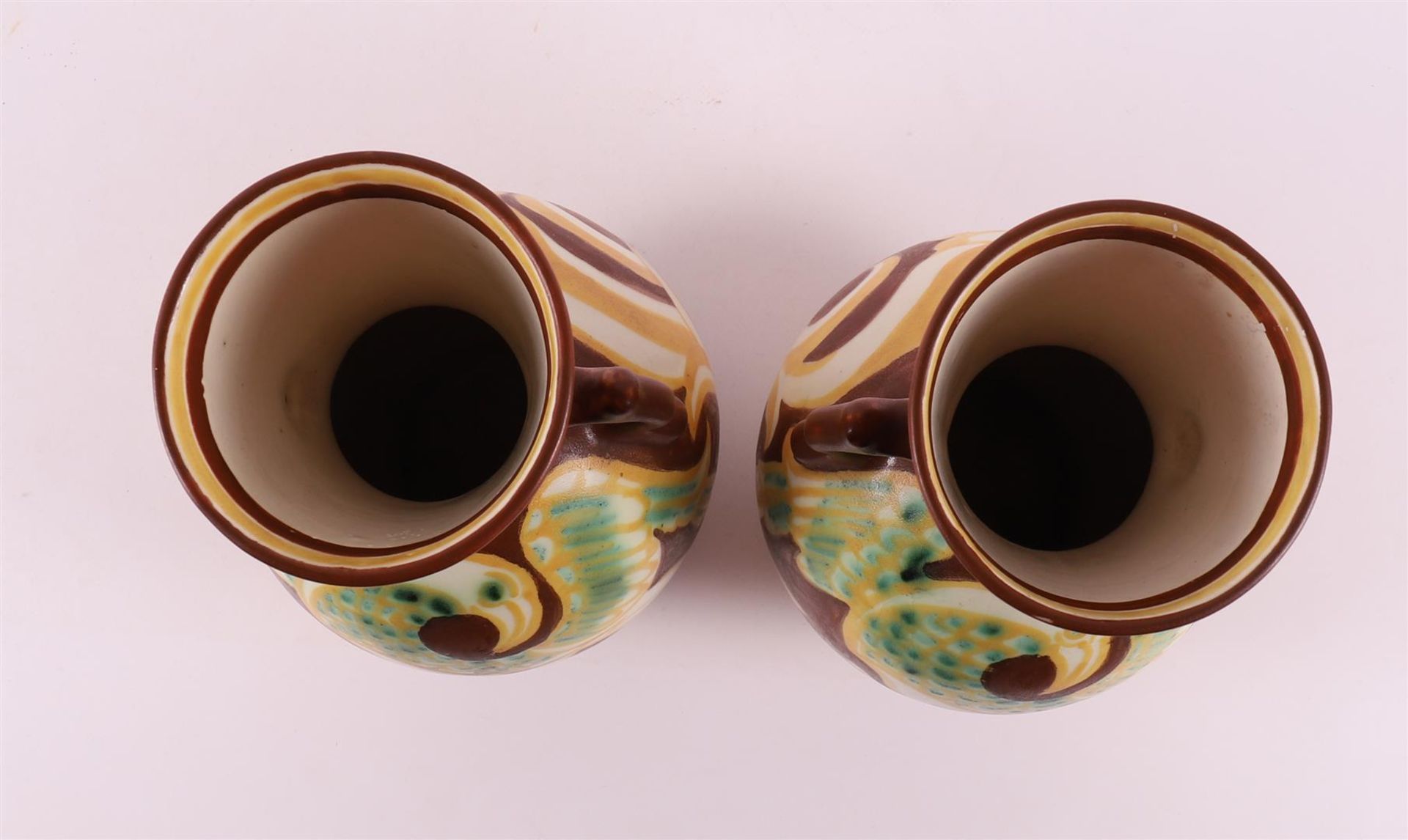 A pair of earthenware vases with handles with polychrome decor of griffins, ca. 1930. Design: Lion - Bild 5 aus 6