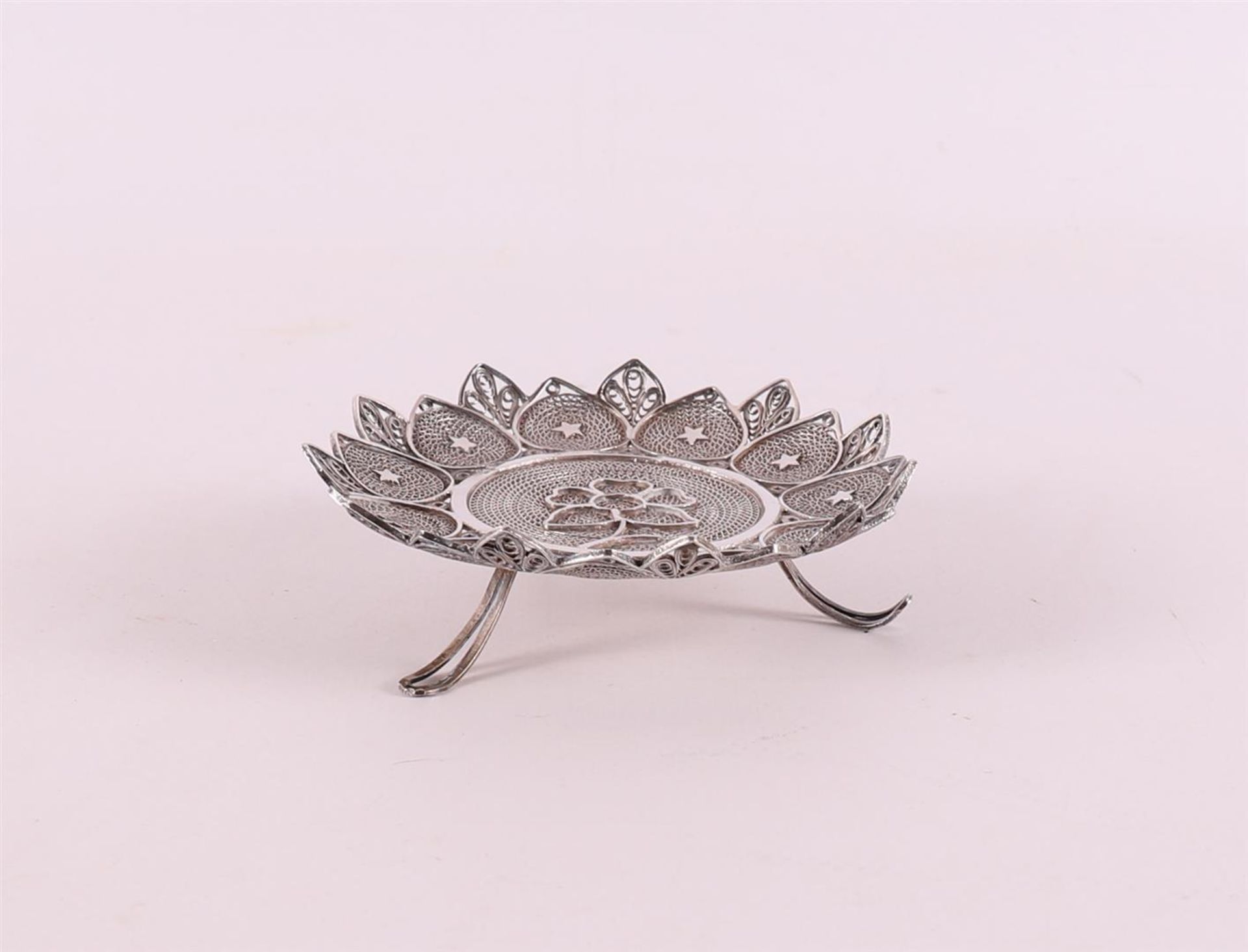 A silver lotus-shaped flirain dish, Indonesia, early 20th century, h 2.7 x Ø 8.7 cm. - Image 2 of 3