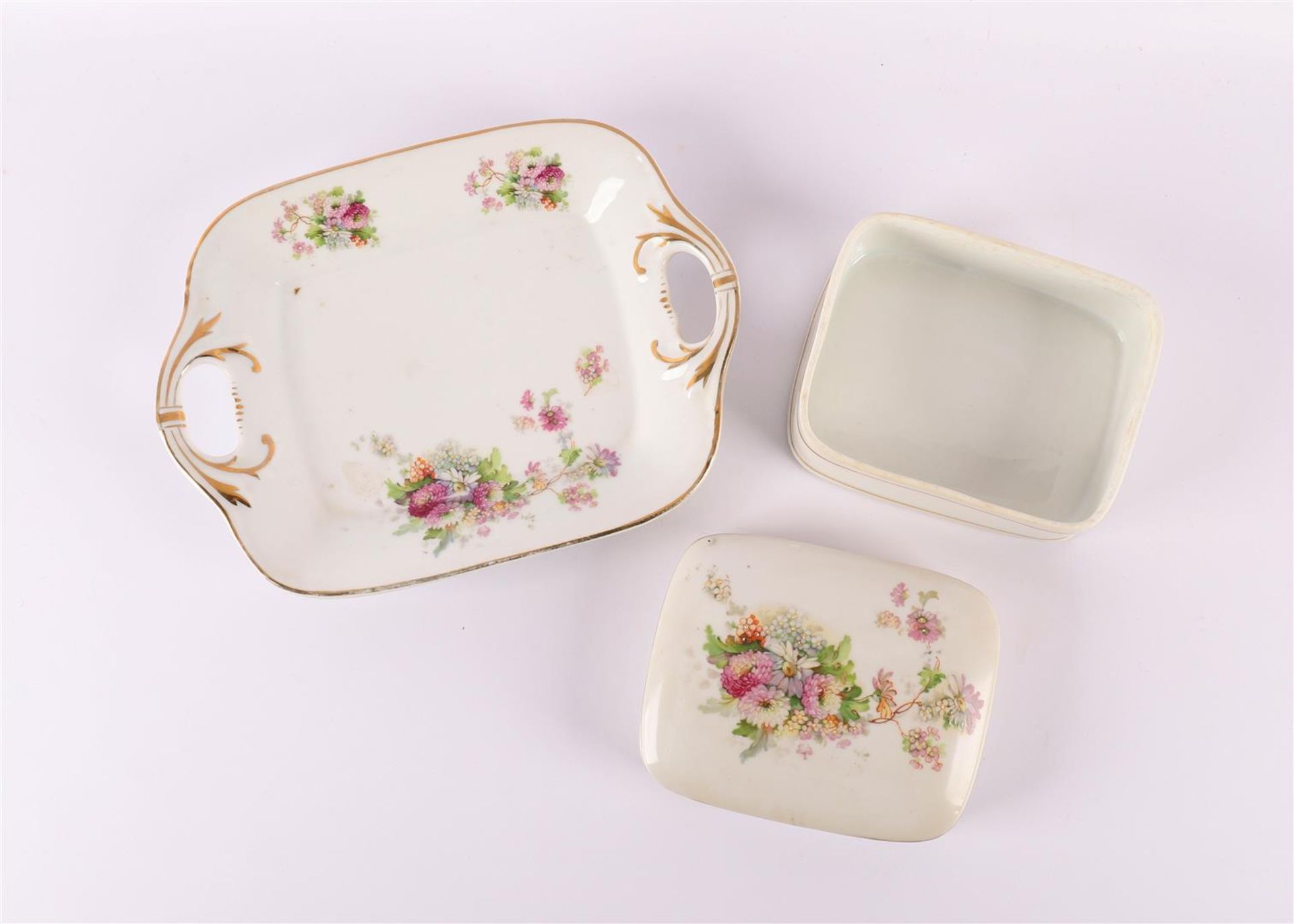 A rectangular porcelain box with lid on a base, 19th century. Polychrome floral transfer decor, h 11 - Bild 2 aus 3