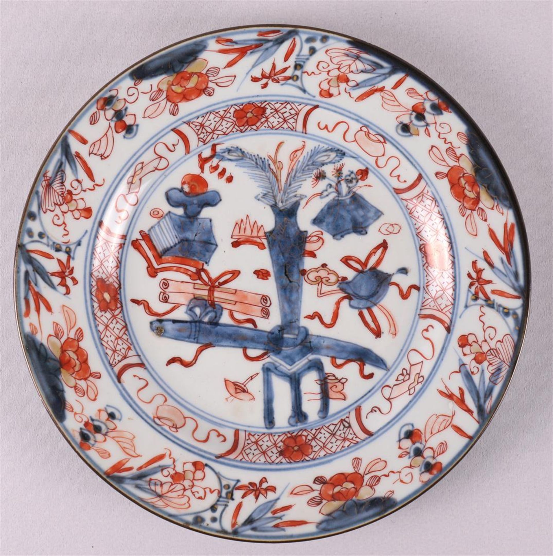 A Chinese Imari porcelain plate, China, Kangxi, around 1700. Blue/red, partly gold-heightened - Bild 2 aus 3