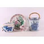 A lot of Chinese porcelain, including a teapot, China 19th century, tot. 7x (plate repaired, lid