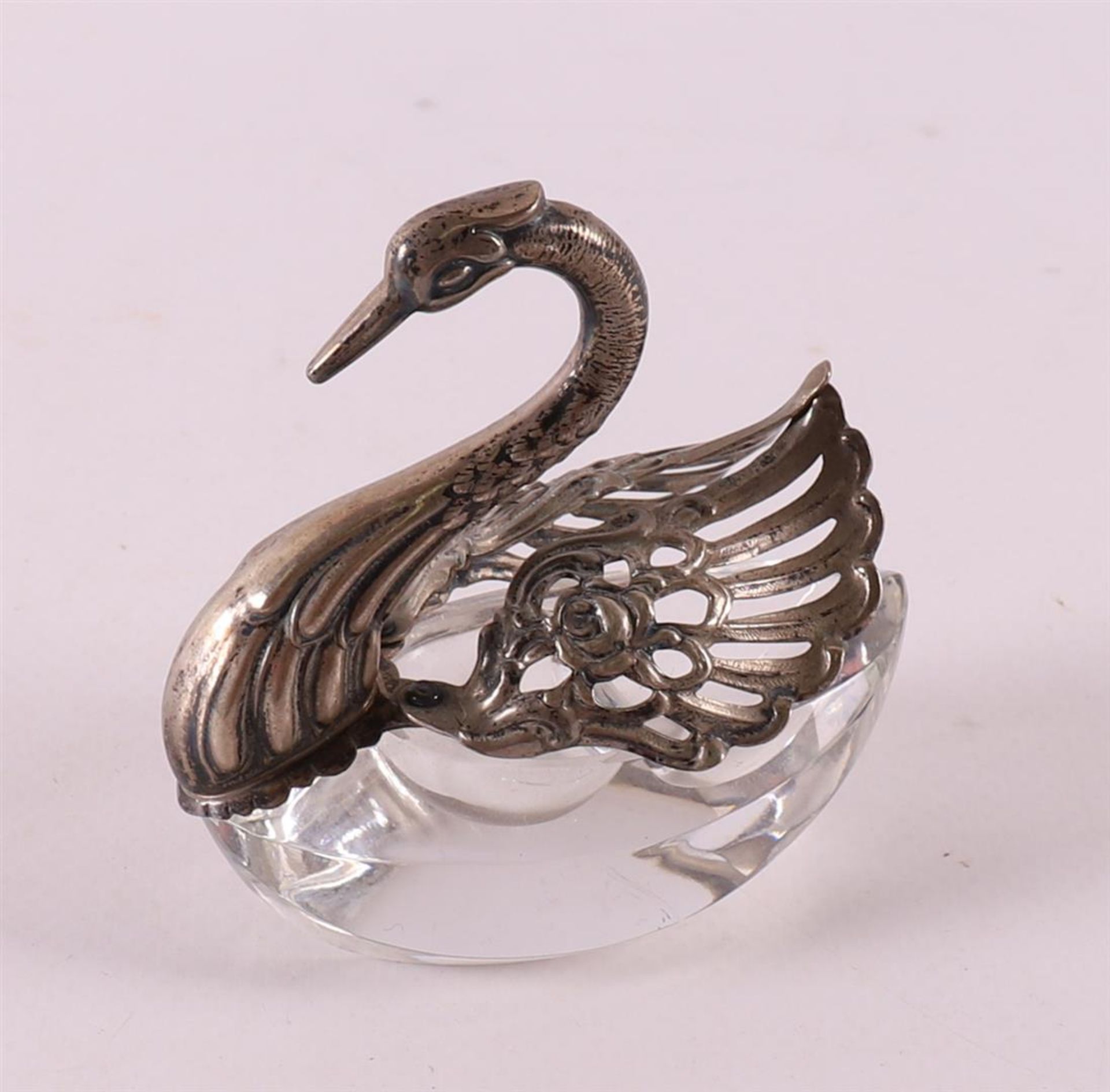 A clear crystal and second grade 835/1000 silver salt cellar in the shape of a swan, 20th century, h