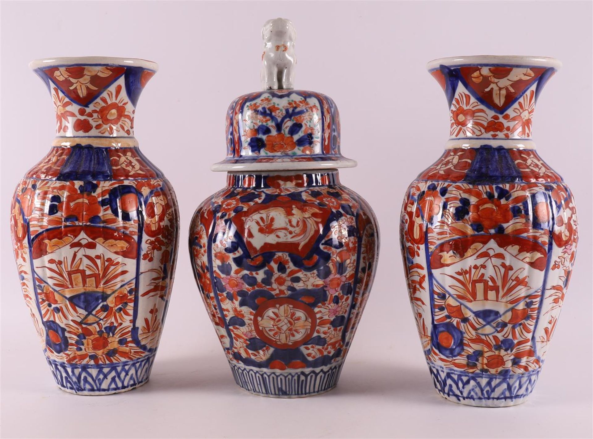 A three piece porcelain Imari garniture, Japan, Meiji, late 19th century. Consisting of: lidded vase - Bild 5 aus 13