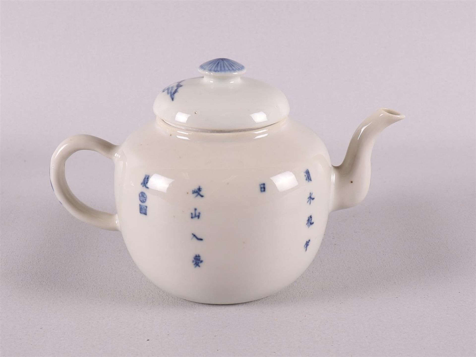 A blue and white porcelain teapot, China, 19th century. Blue underglaze decoration of a fisherman in - Bild 2 aus 6