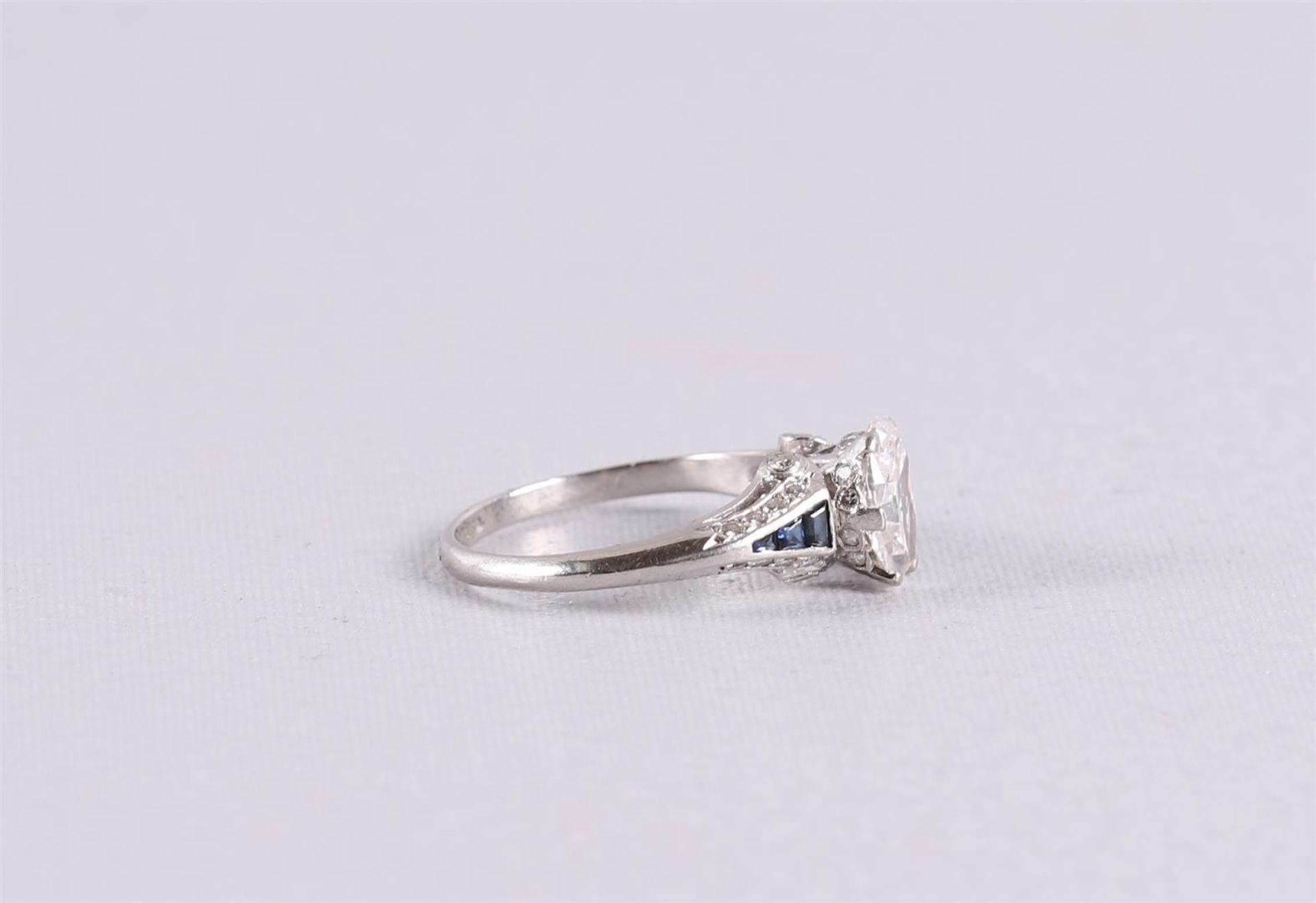 An 18 kt 750/1000 white gold women's ring, set with oval cut brilliants of approximately 1 ct, - Image 3 of 5