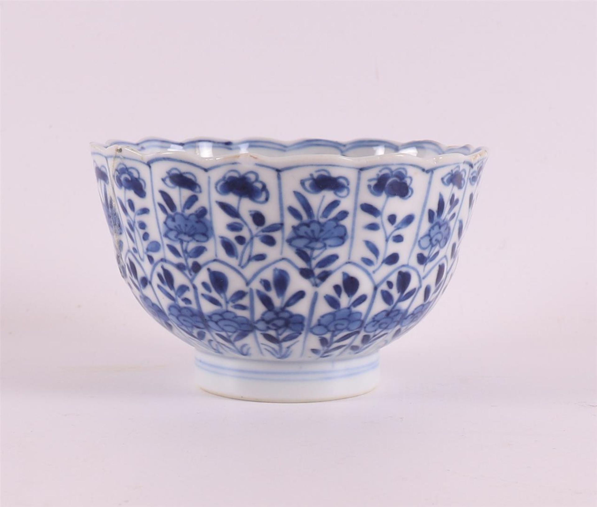 A blue and white porcelain contoured cup and two saucers, China, 19th century. Blue underglaze - Bild 7 aus 10