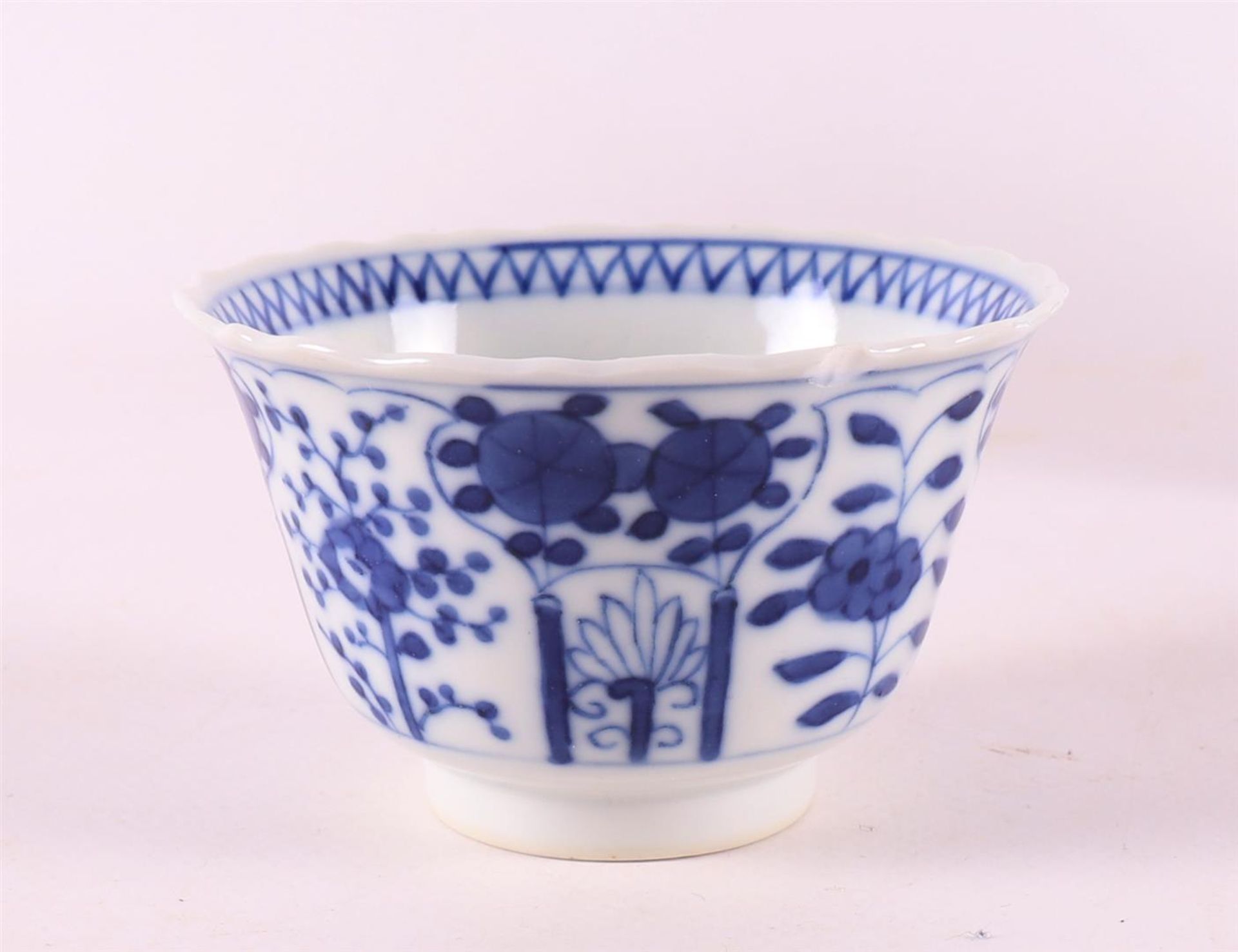 Three various blue/white porcelain cups and saucers, China, 1st half of the 19th century. Blue - Bild 5 aus 23