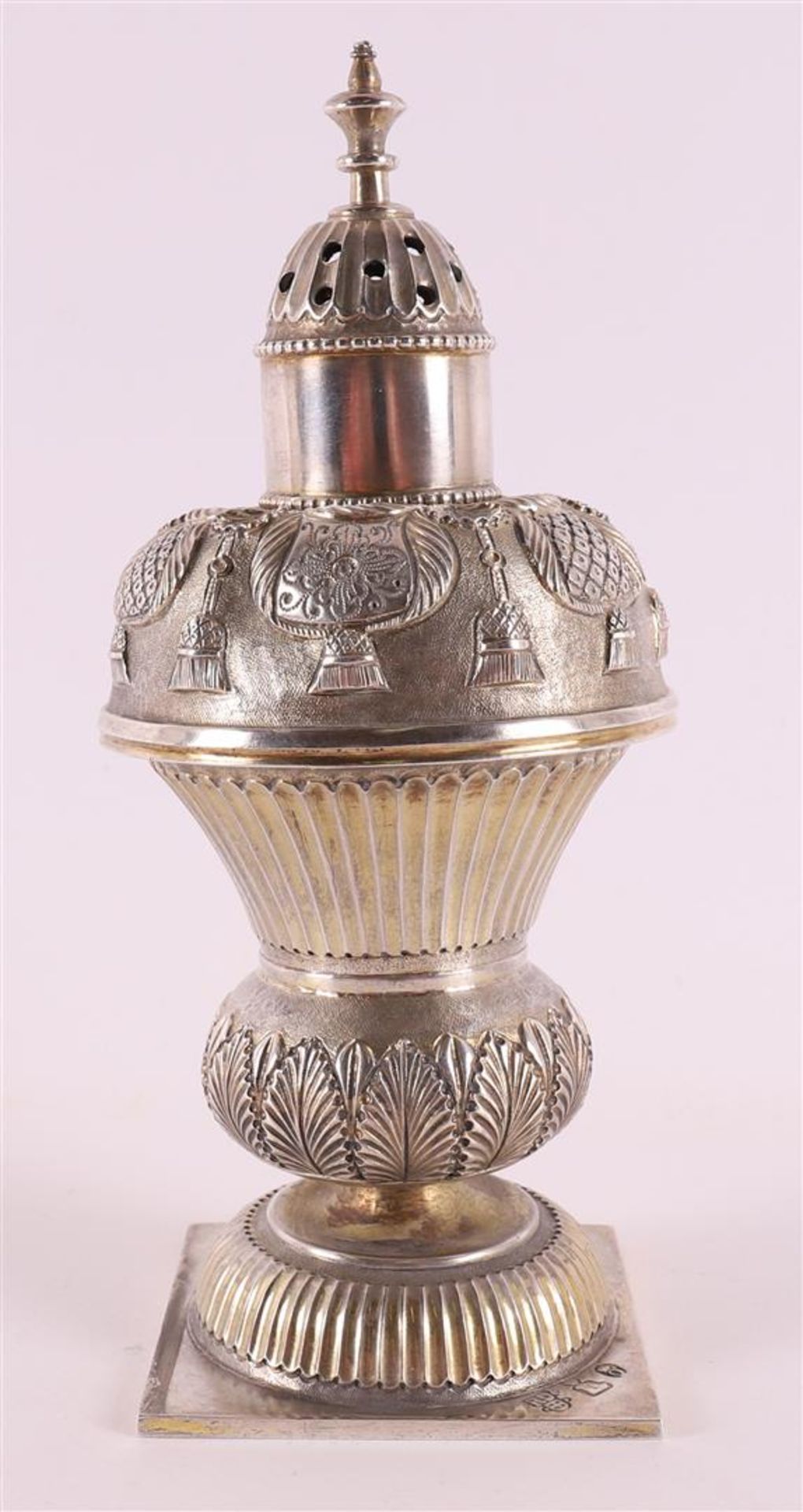 A silver sugar shaker, after an 18th century example, 19th century or later. Driven decoration of, - Bild 3 aus 7
