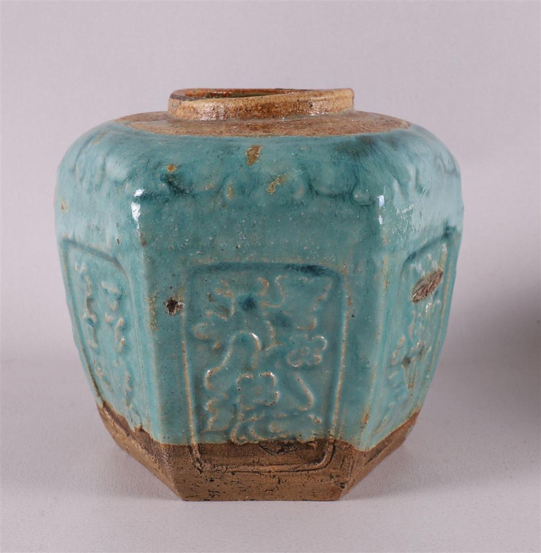 A porcelain bowl on a stand ring, China, 20th century. Polychrome decor of dragons, h 8 x Ø 20 cm. - Bild 2 aus 13