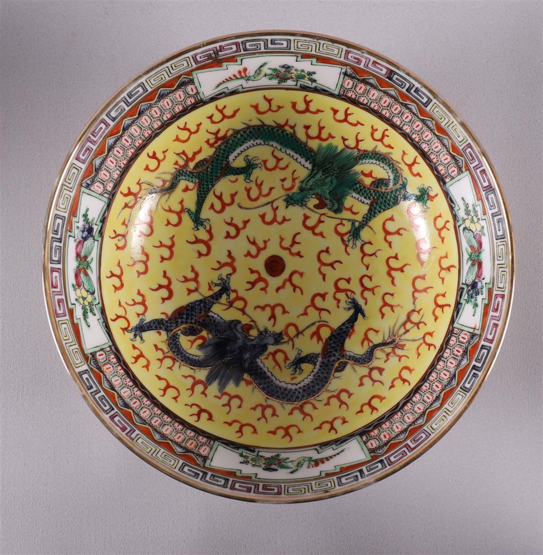 A porcelain bowl on a stand ring, China, 20th century. Polychrome decor of dragons, h 8 x Ø 20 cm. - Bild 12 aus 13
