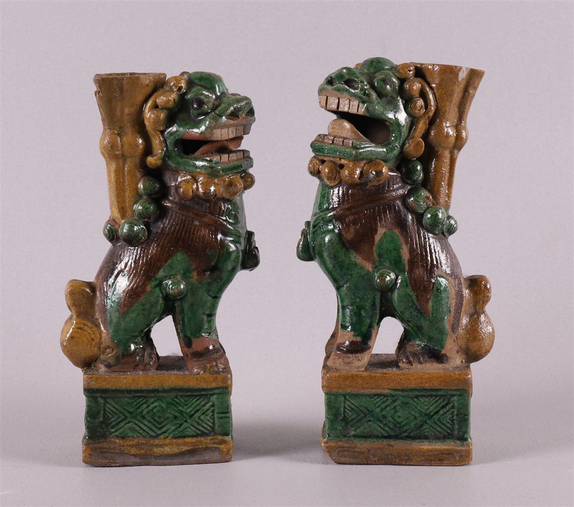 A pair of famille verte porcelain temple lions, China, 18th century, h 15.5 cm, tot. 2x.