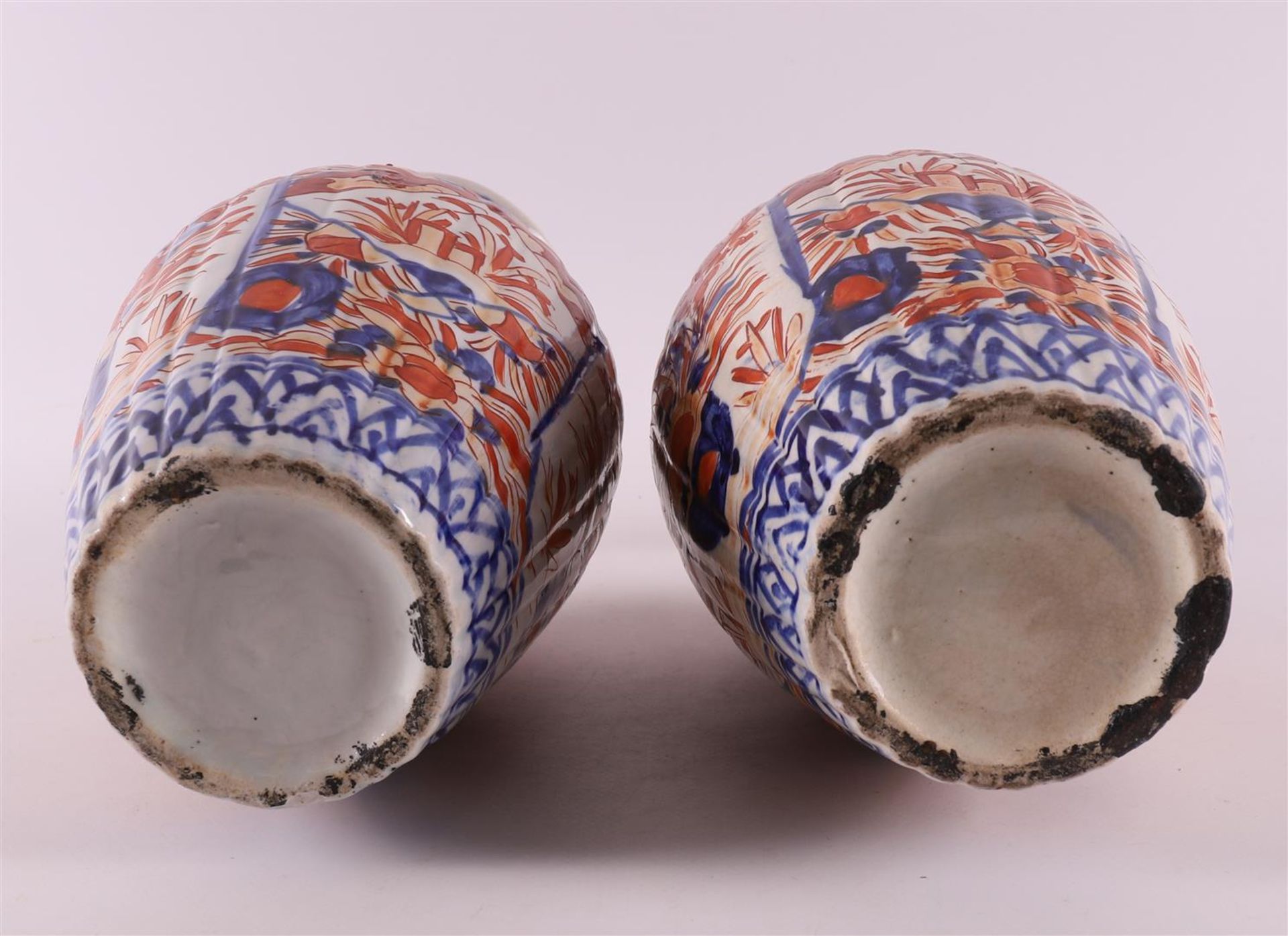 A three piece porcelain Imari garniture, Japan, Meiji, late 19th century. Consisting of: lidded vase - Bild 13 aus 13