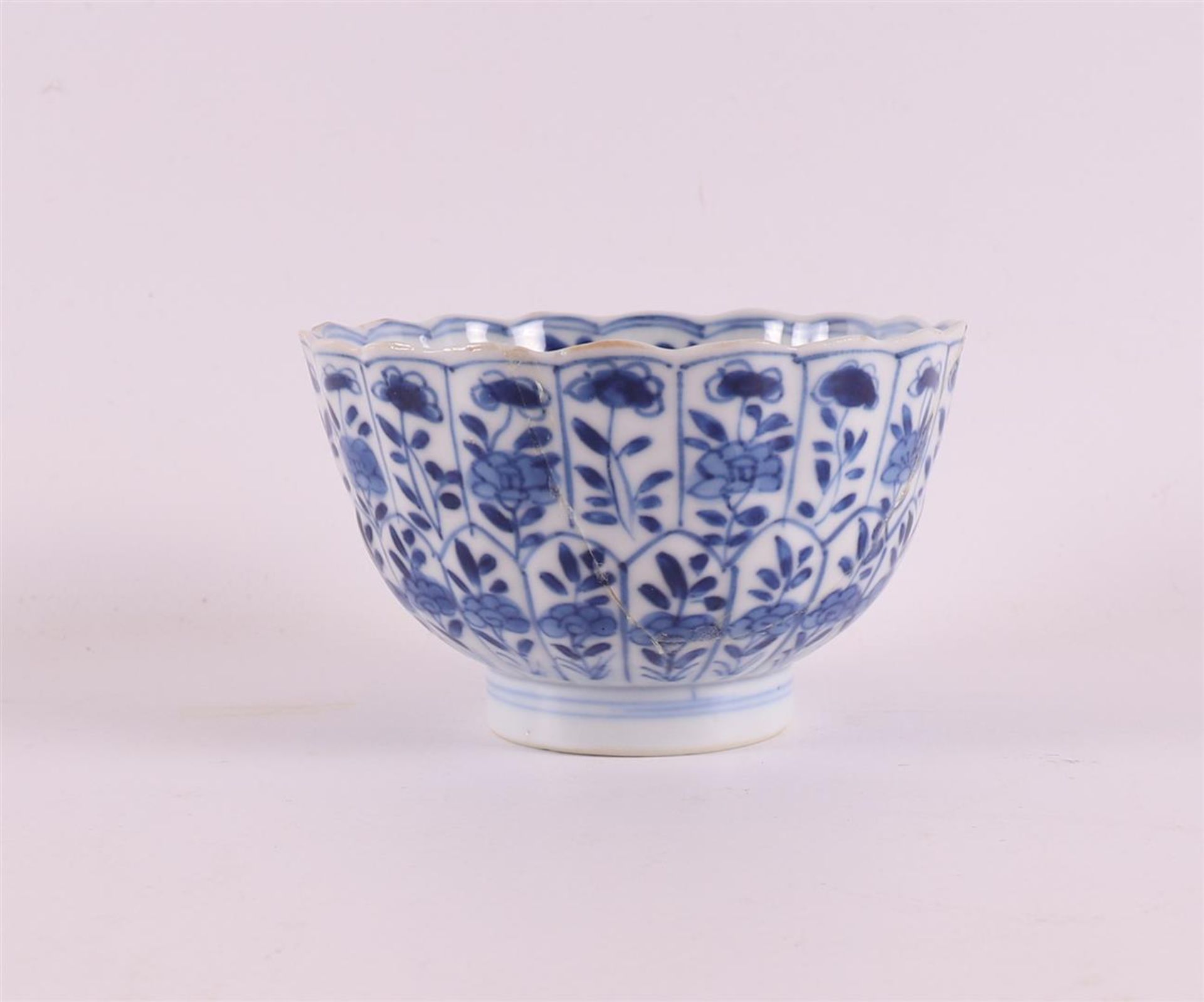 A blue and white porcelain contoured cup and two saucers, China, 19th century. Blue underglaze - Bild 6 aus 10