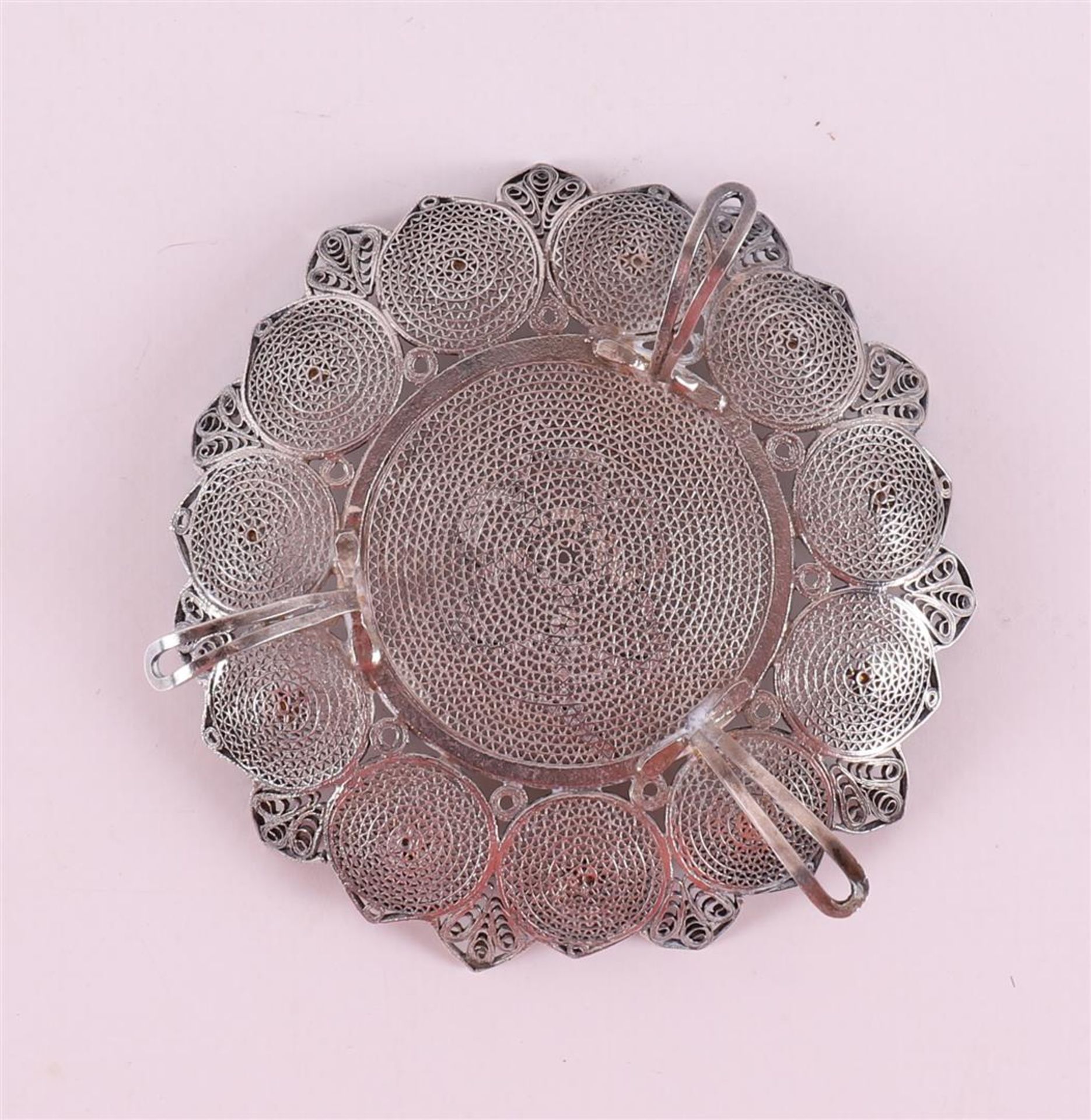 A silver lotus-shaped flirain dish, Indonesia, early 20th century, h 2.7 x Ø 8.7 cm. - Image 3 of 3