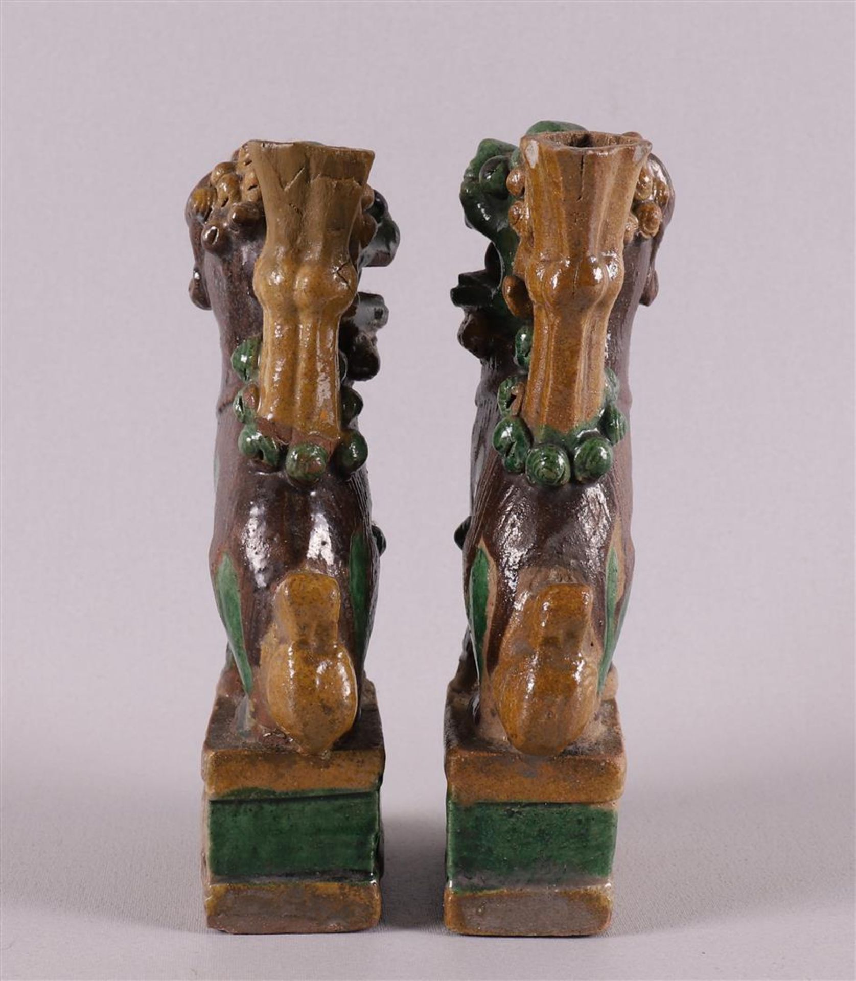 A pair of famille verte porcelain temple lions, China, 18th century, h 15.5 cm, tot. 2x. - Bild 4 aus 6